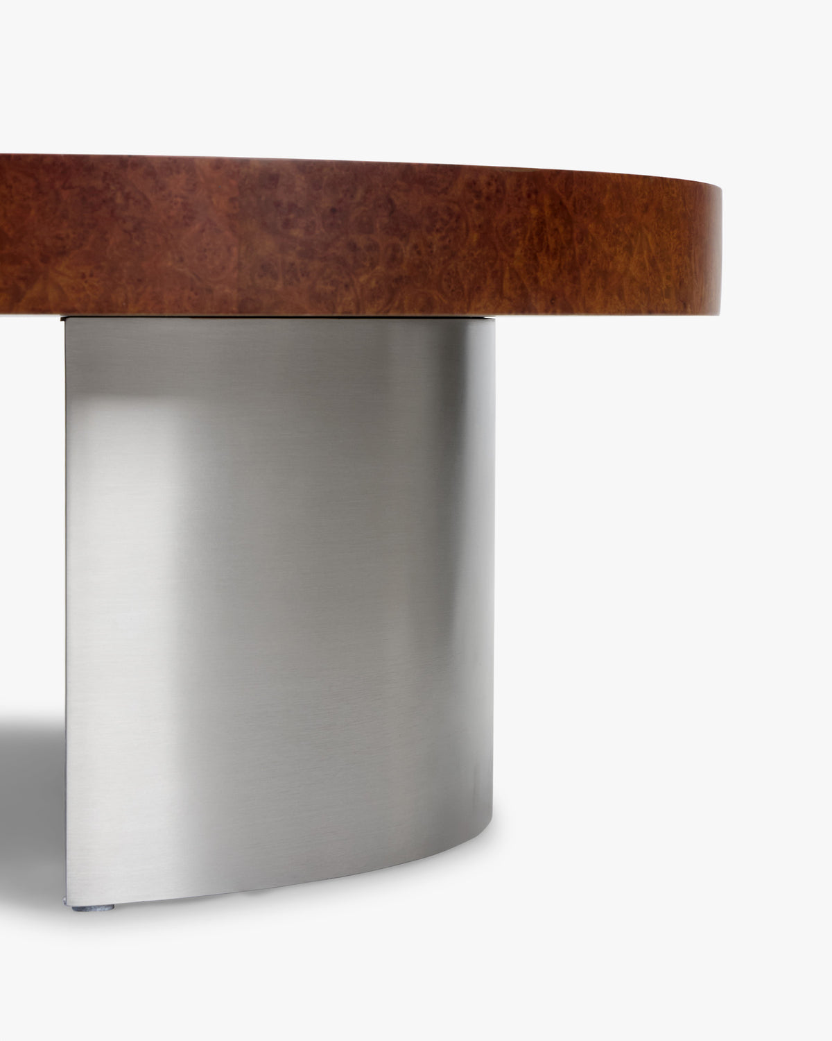 table basse KALDER - jonction entre le chant en placage bois de loupe et le piètement en acier