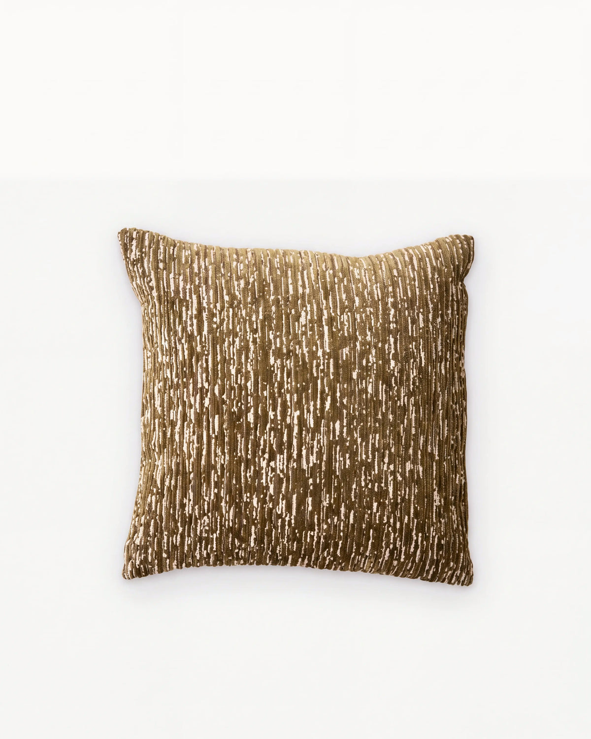 coussin carré CASTLE brun et vert kaki à fines stries écrues, vue de face sur fond blanc