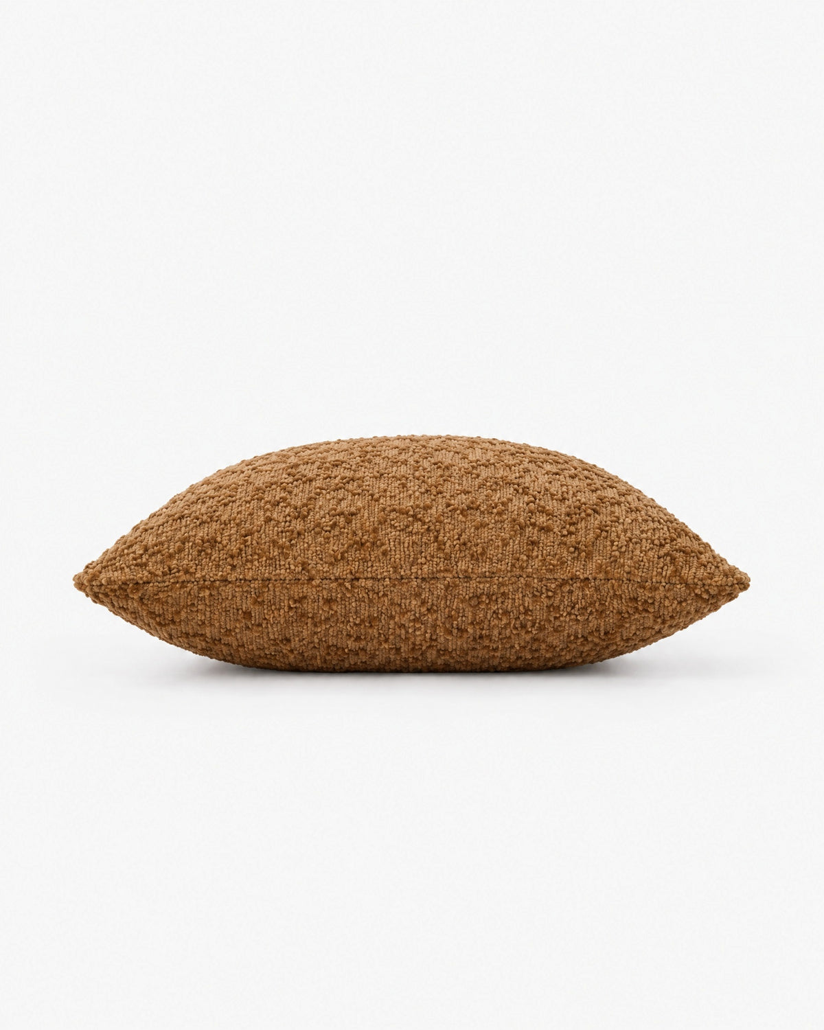 coussin carré CASTLE au relief bouclé brun caramel vu de profil, épaisseur visible