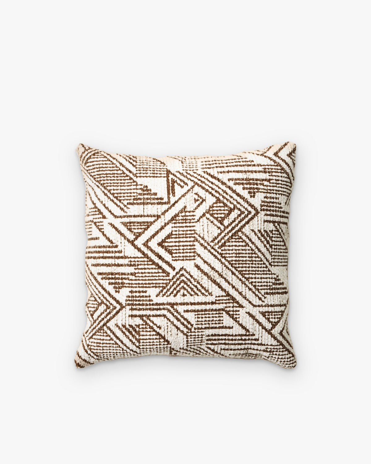 coussin carré CASTLE à motif géométrique écru et marron, vue de face sur fond blanc