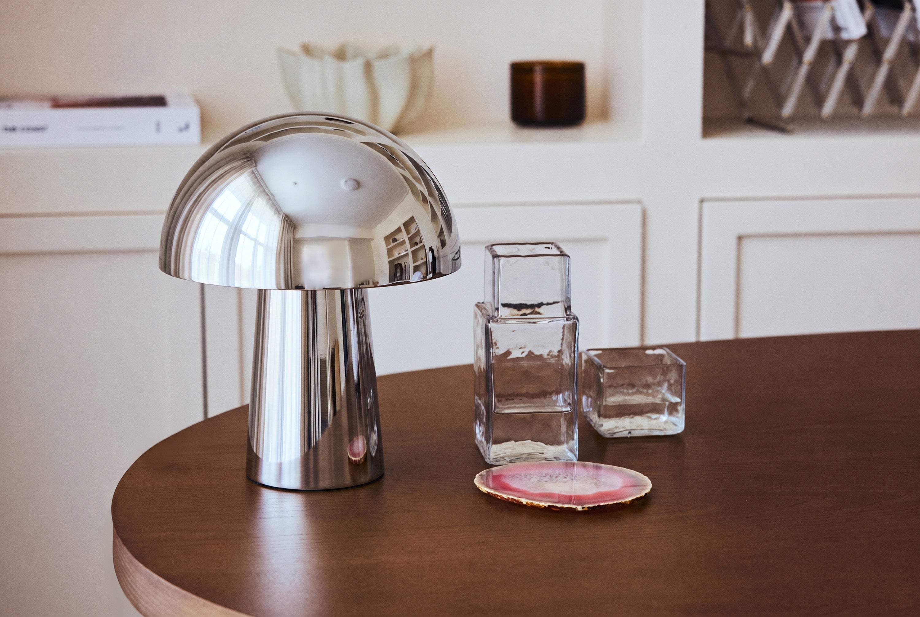 Lampe Champi - NV GALLERY - fer chromé finition miroir - sur une console en bois