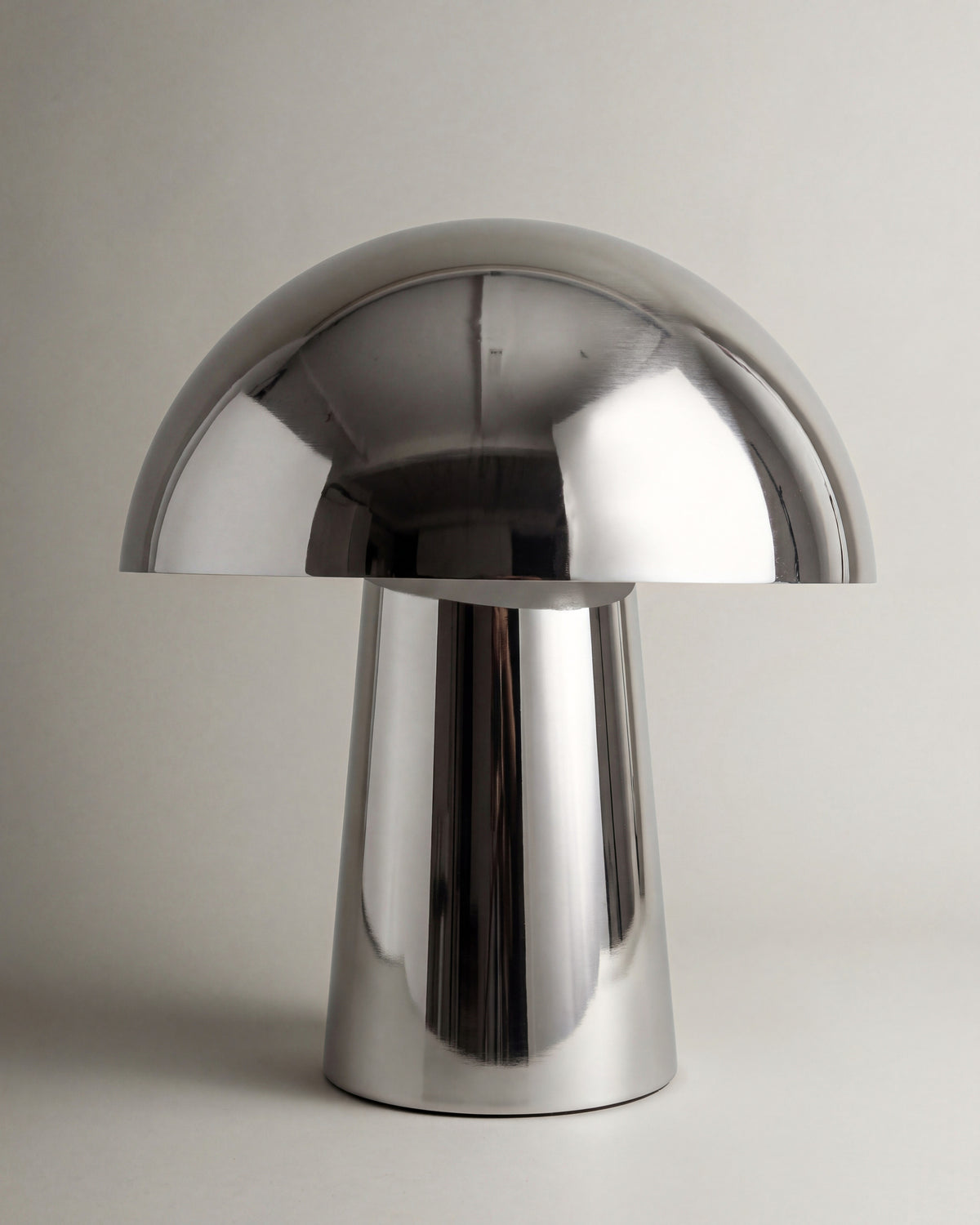 lampe de table CHAMPI éteinte, dôme champignon et fût conique en chrome poli miroir