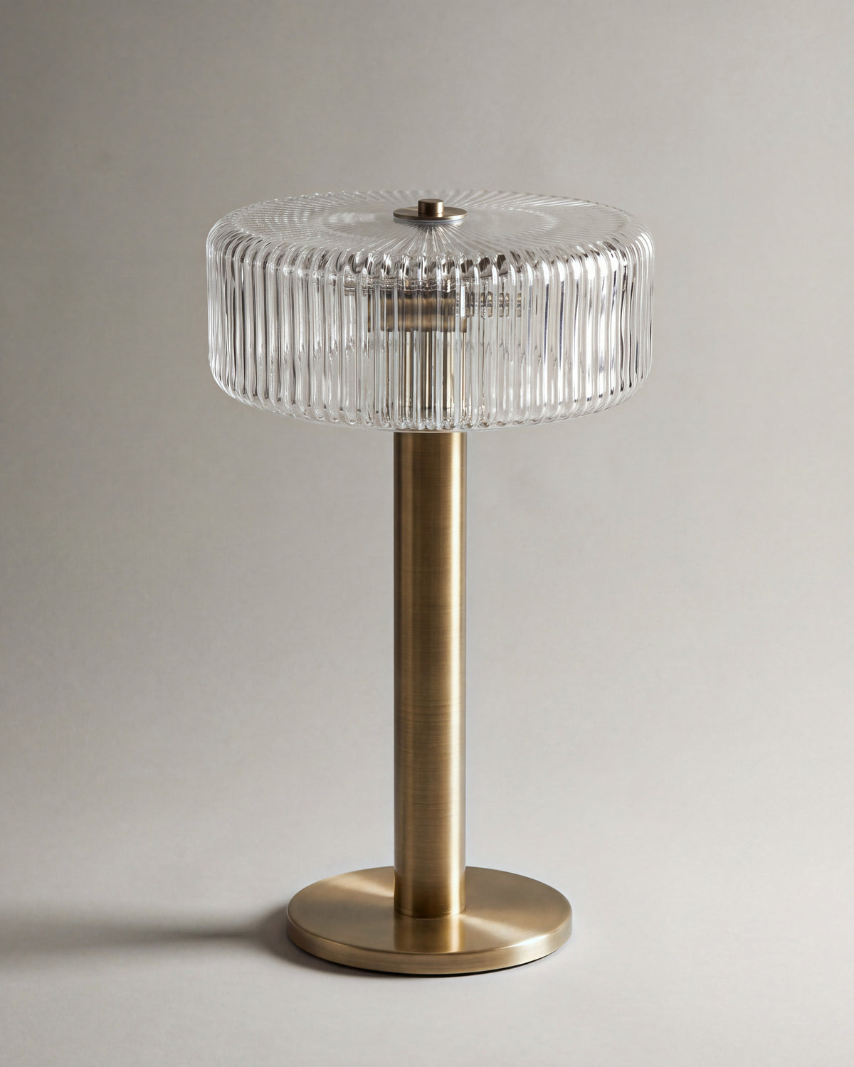 lampe de table LEYANIS éteinte, pied en céramique vert kaki brillante et abat-jour écru