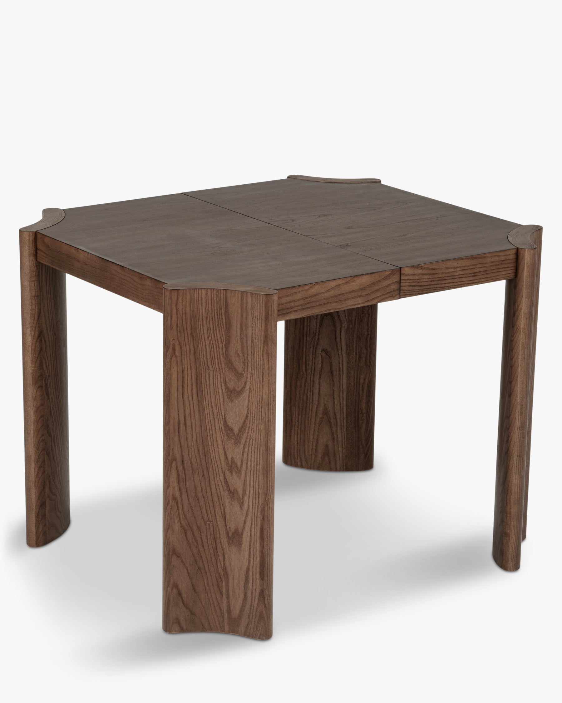 Table Mirage - chêne massif teinté noyer - format carré, vue de face, autre angle