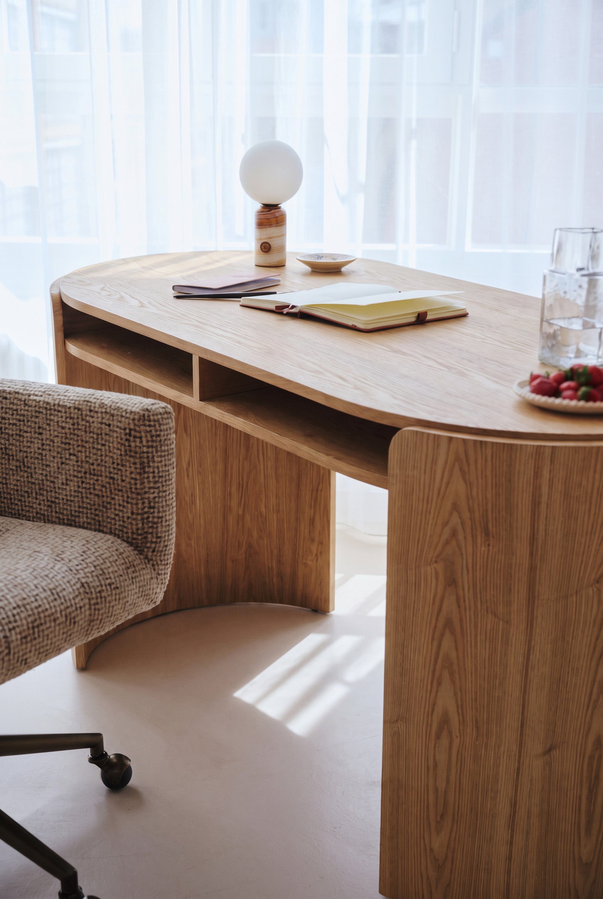 Bureau Elipse - NV GALLERY - bois blond - plateau arrondi et rangement en détail