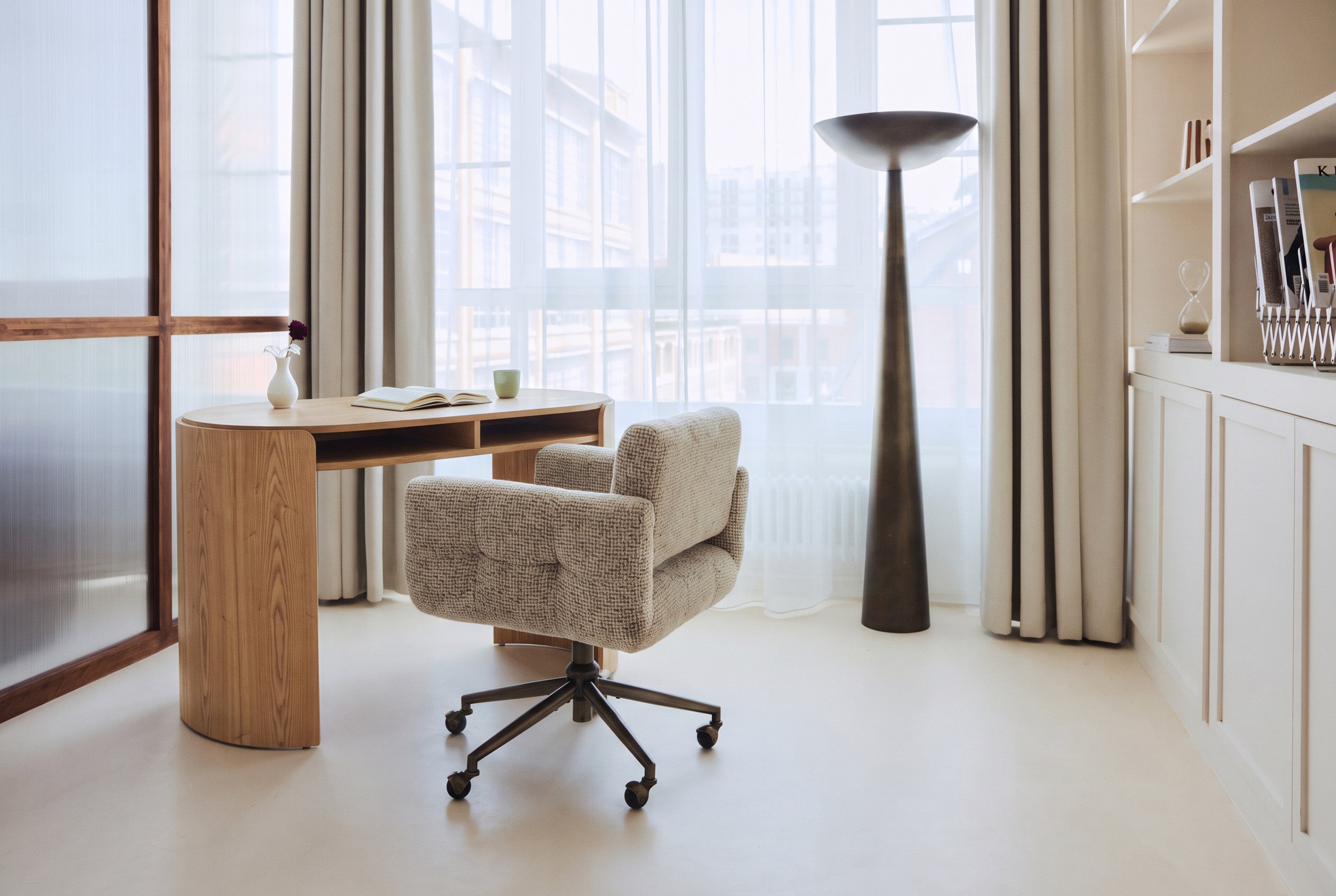 Bureau Elipse - bois blond - vue d'ensemble avec fauteuil bouclé