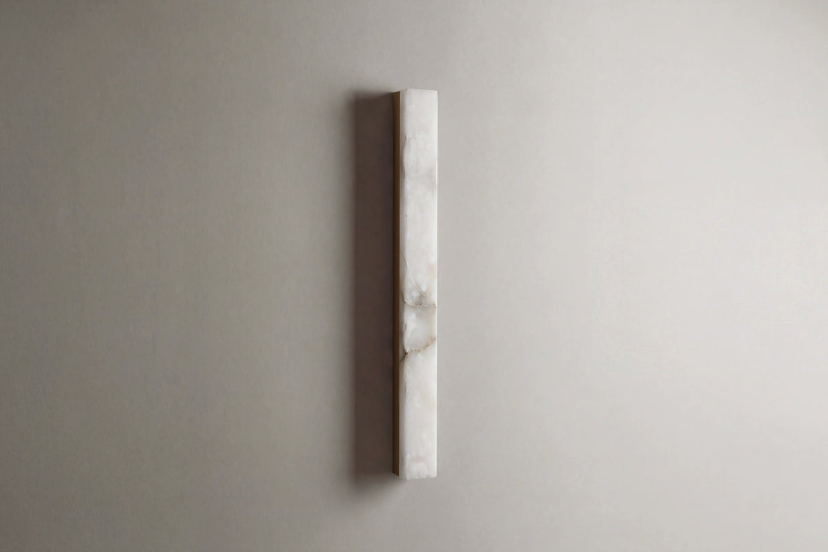 applique murale FLATIRON en albâtre et laiton brossé, éteinte vue de face sur mur clair