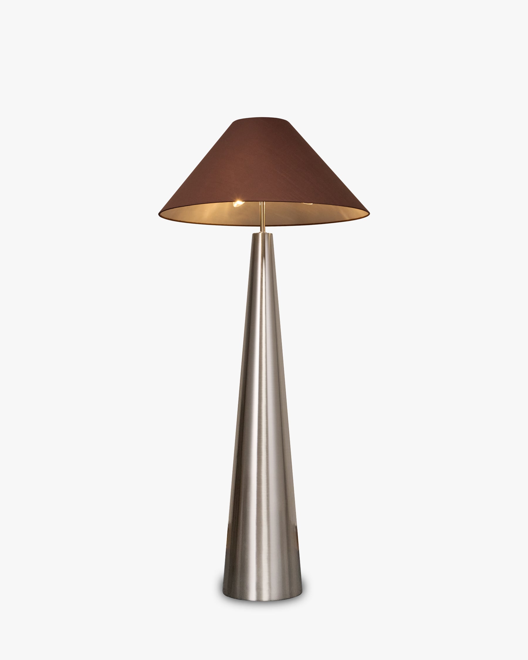 Lampadaire Khone - tissu marron et fer chromé effet brossé - allumé, vue de face