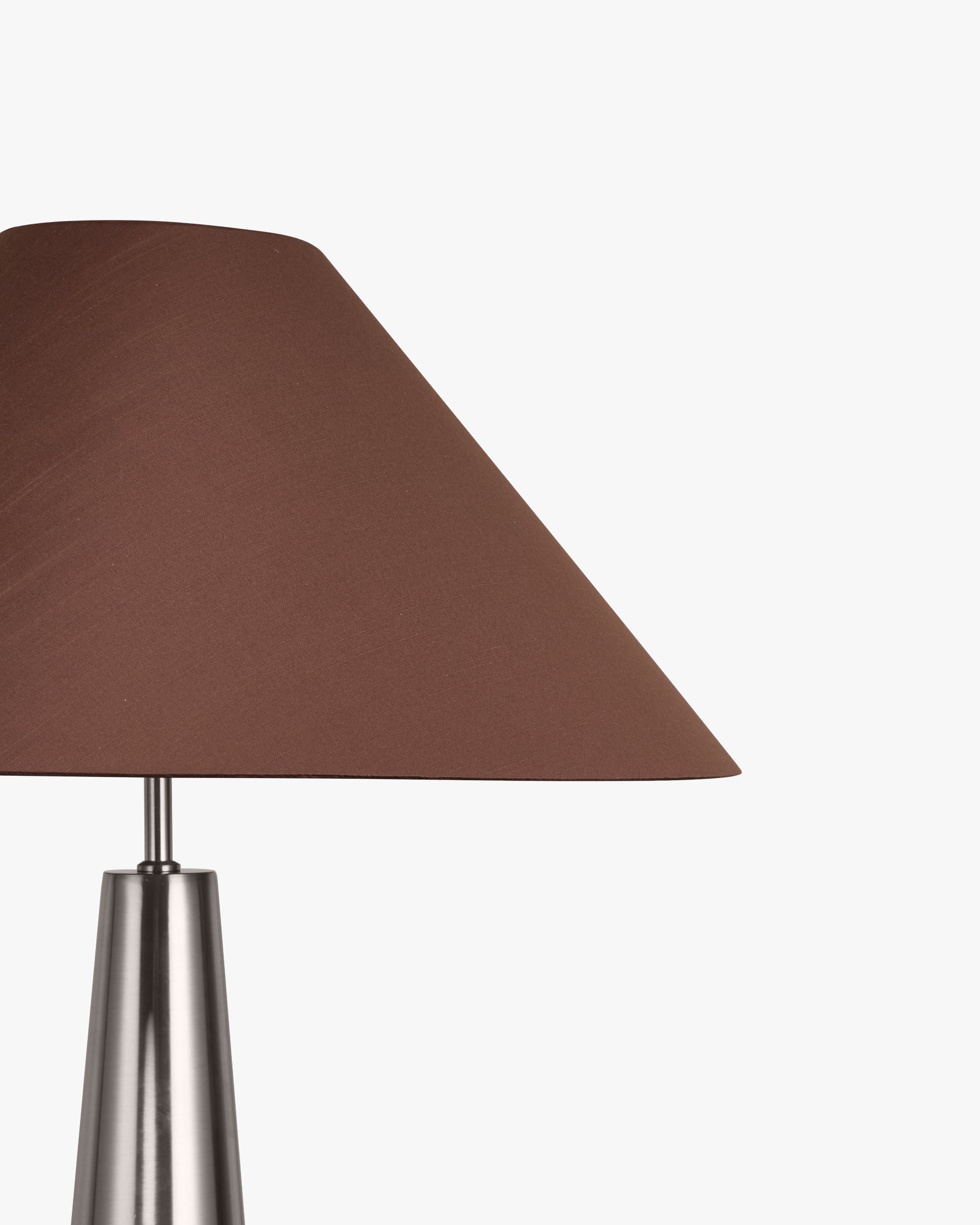 Lampadaire Khone - abat-jour marron en gros plan