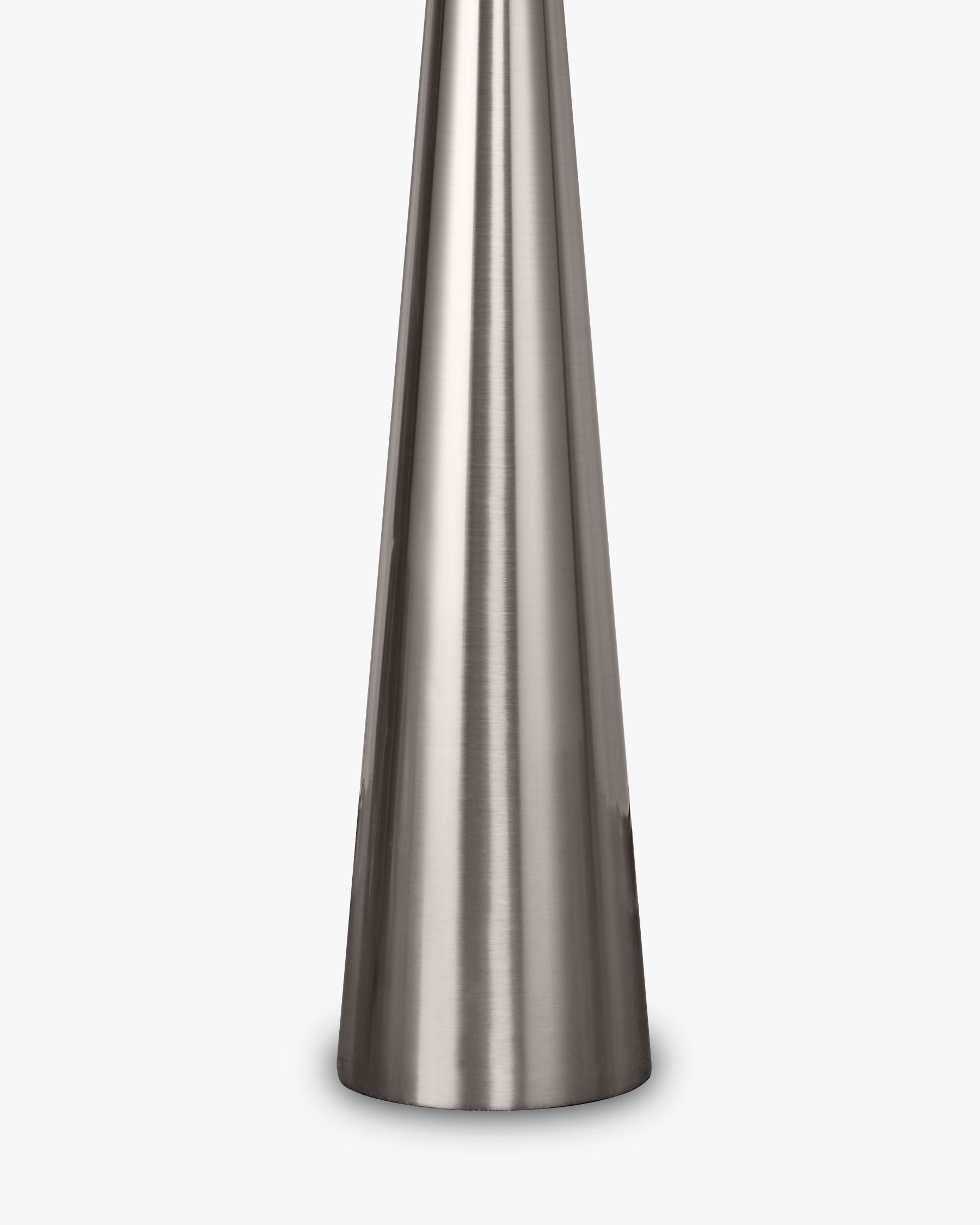 Lampadaire Khone - fer chromé effet brossé - piètement conique en détail