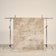 tapis FOLIO petit format, beige à nervures de feuilles écrues, sur un portant de studio