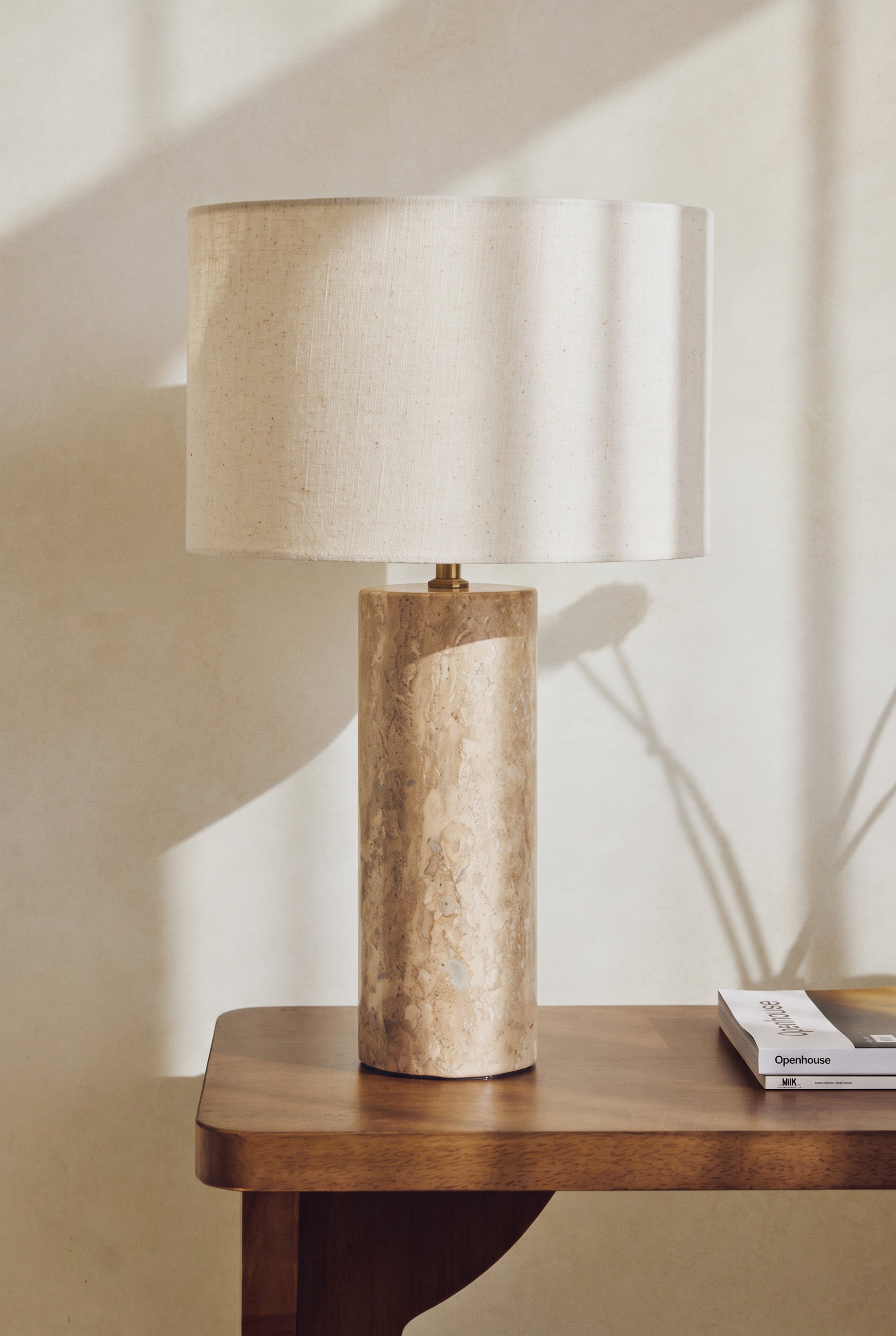Lampe Gaia - travertin - pied cylindrique en gros plan