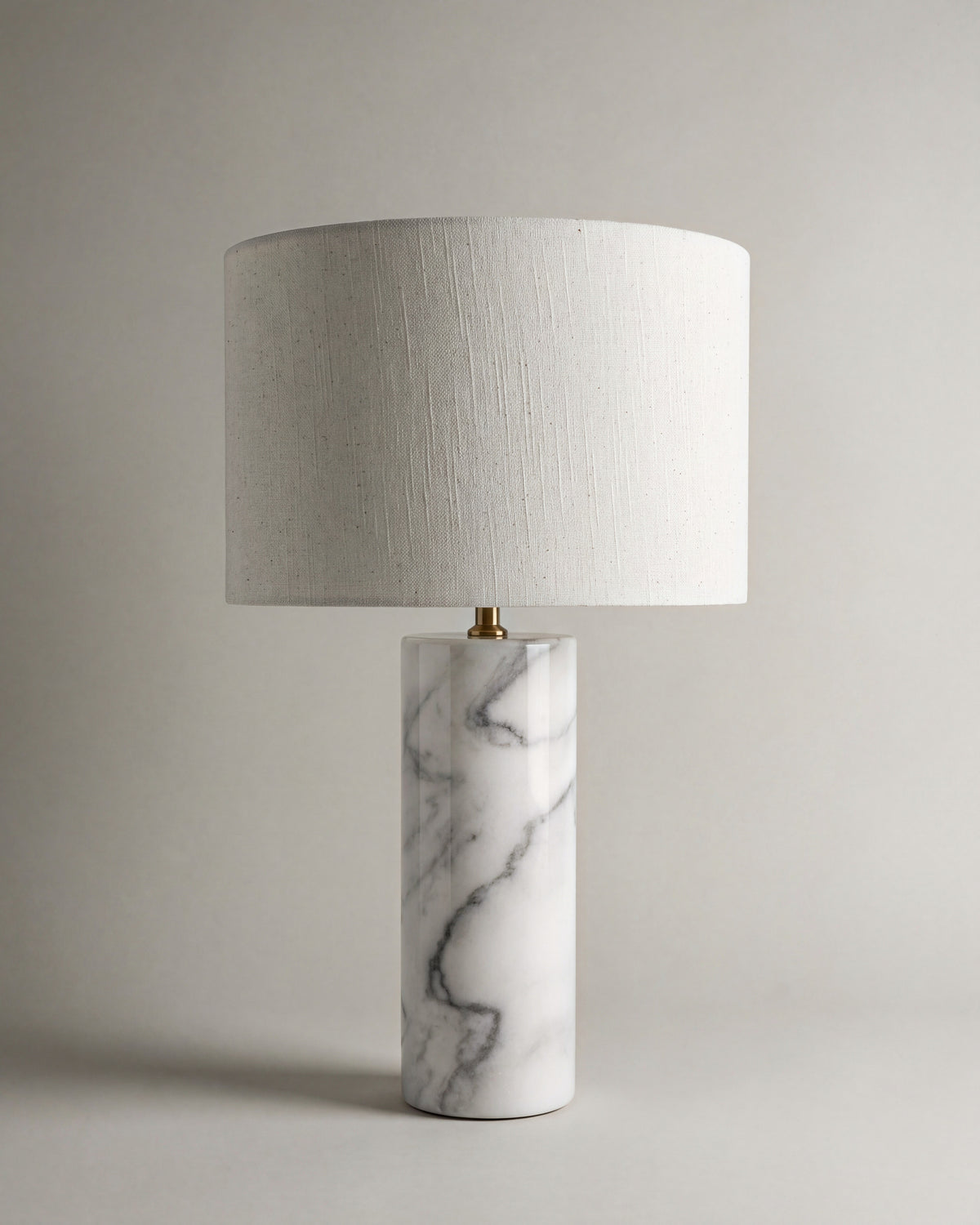 lampe de table GAIA éteinte, pied en marbre blanc veiné et abat-jour en lin écru