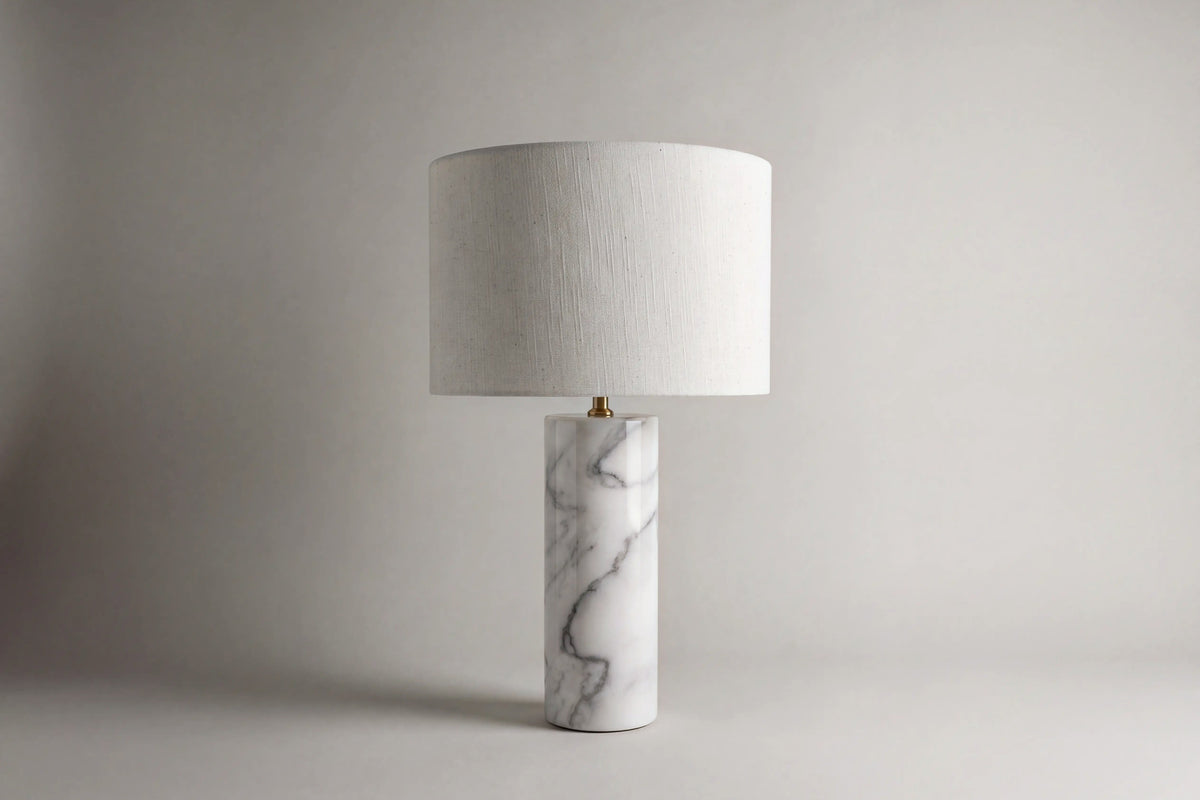 lampe de table GAIA en marbre blanc veiné de gris, vue de face en cadrage paysage