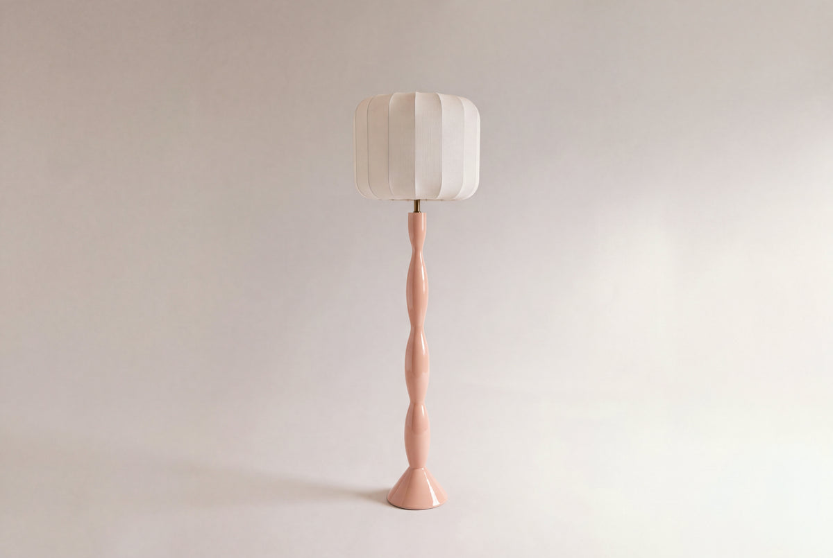 lampadaire HANAKI éteint, abat-jour écru en lanterne et fût rose laqué, format paysage