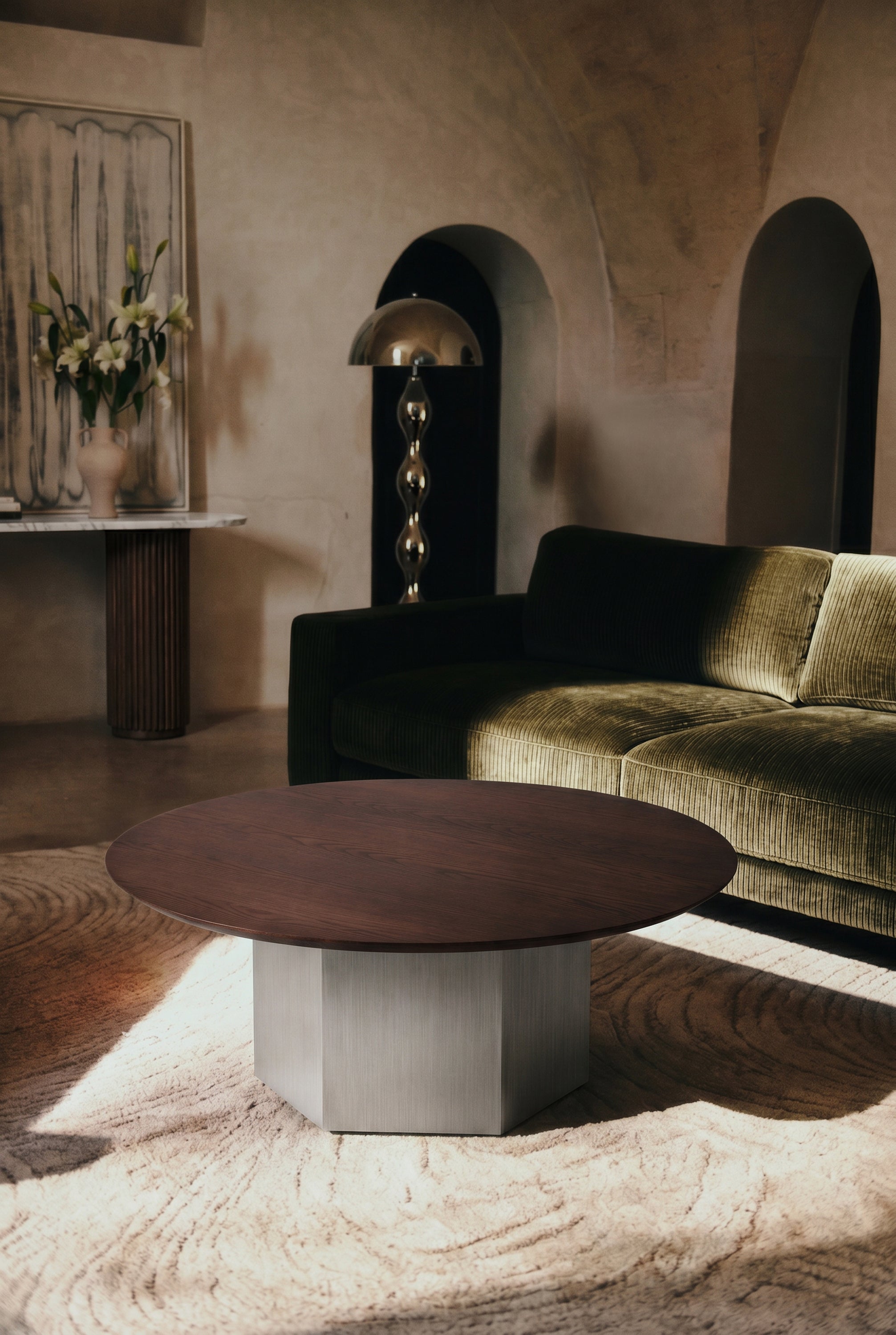 table basse Hexa L - frêne teinté noyer et acier inoxydable brossé - vue d'ensemble salon voûté