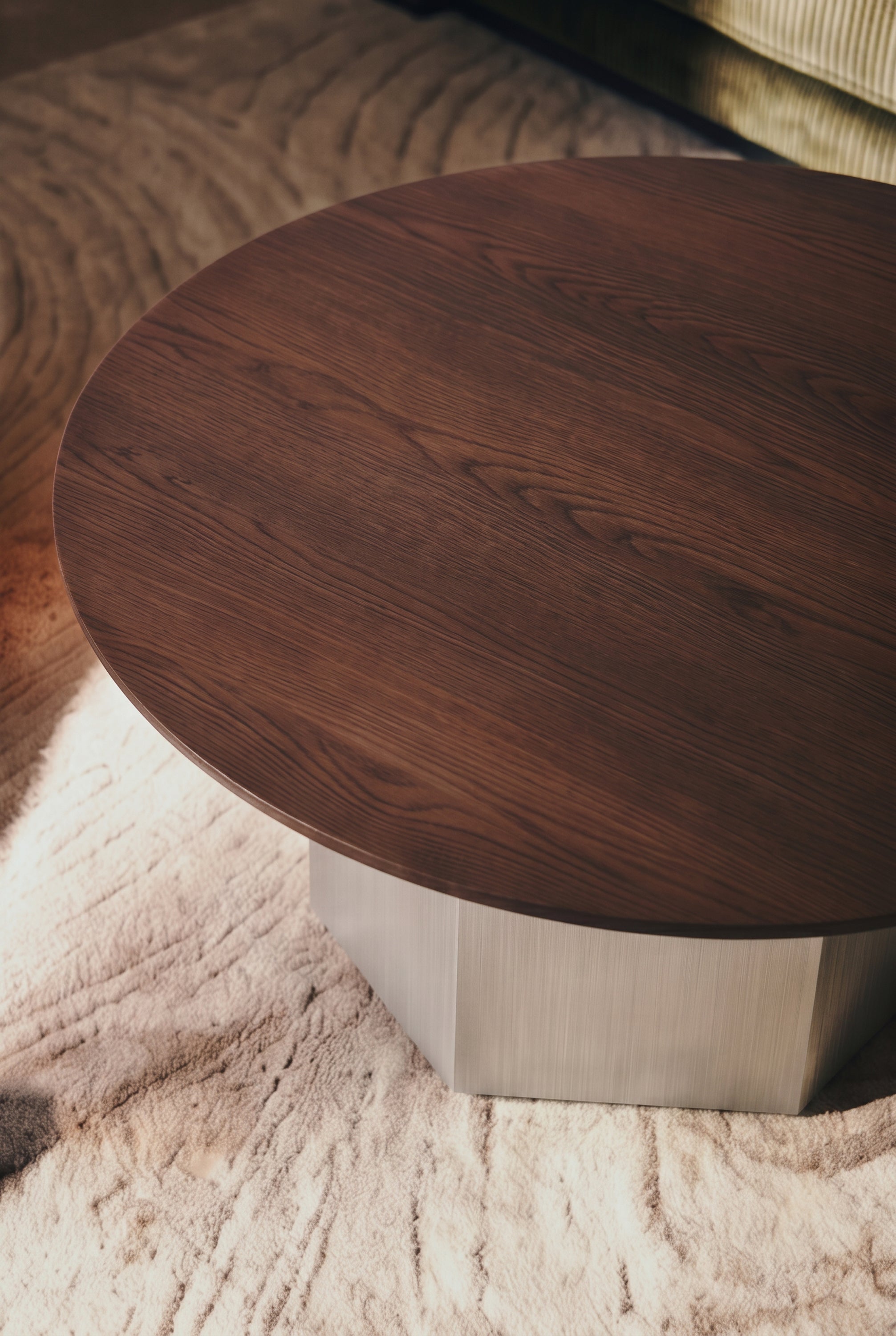 table basse Hexa - plateau frêne teinté noyer et piètement acier inoxydable - détail veinage