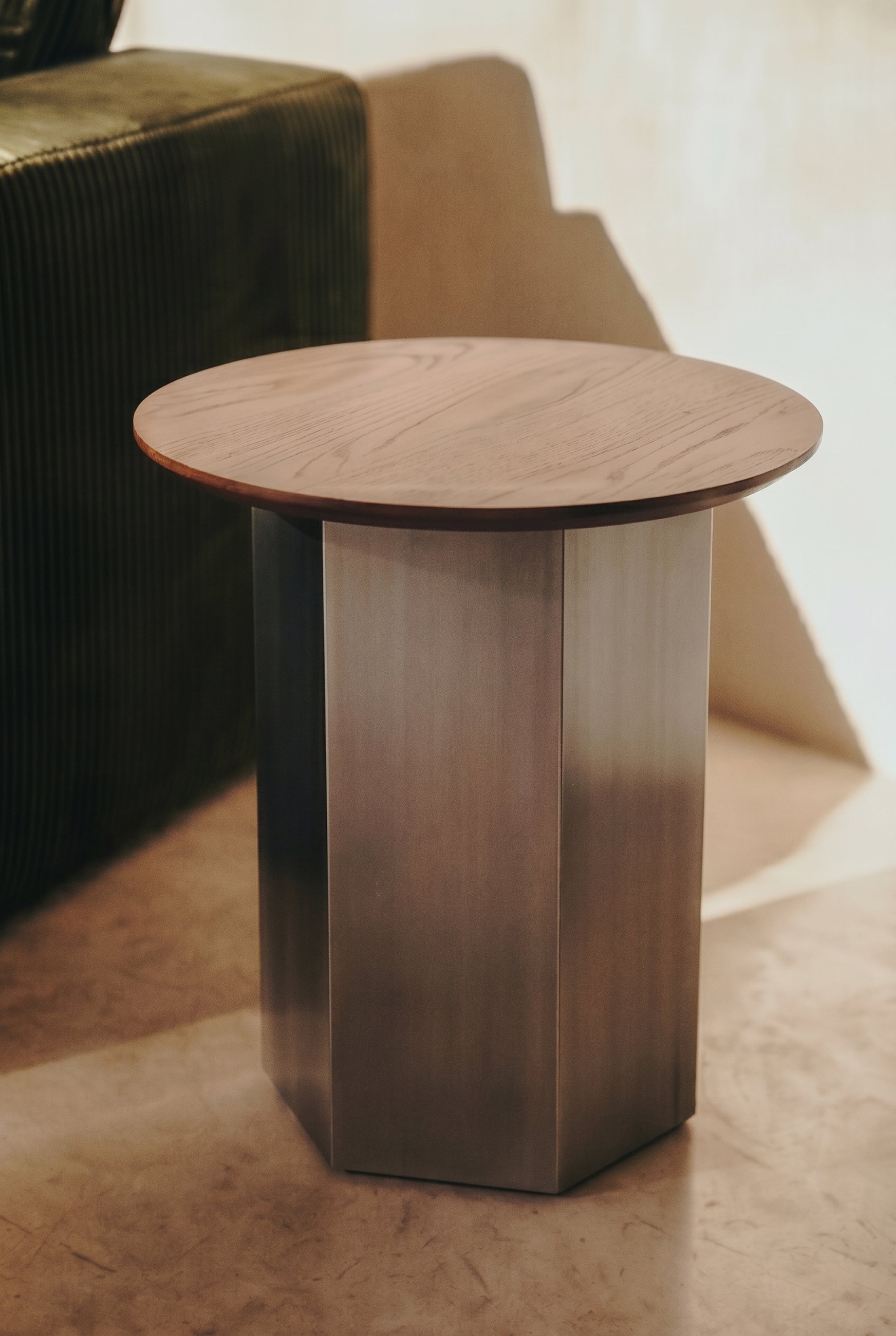 table d'appoint Hexa S - frêne teinté noyer et acier inoxydable brossé - vue de face