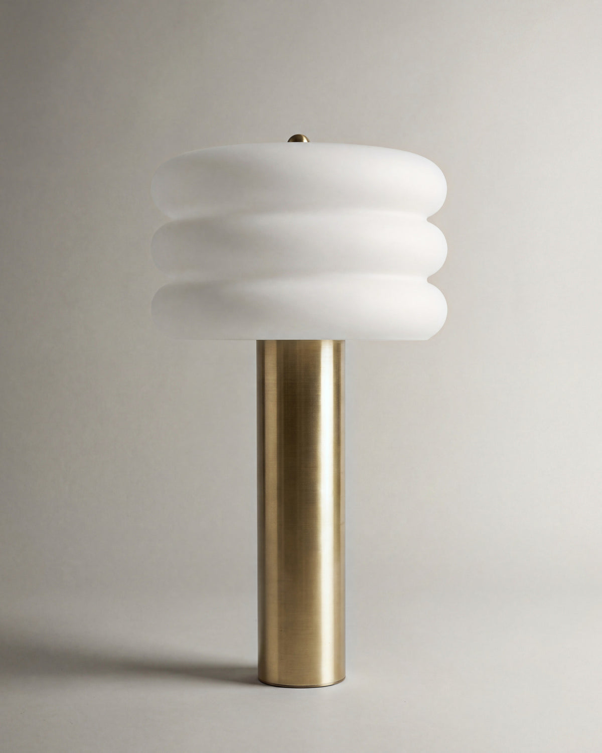 lampe de table HOUSTON éteinte, verre opalin à trois bourrelets et fût en laiton brossé