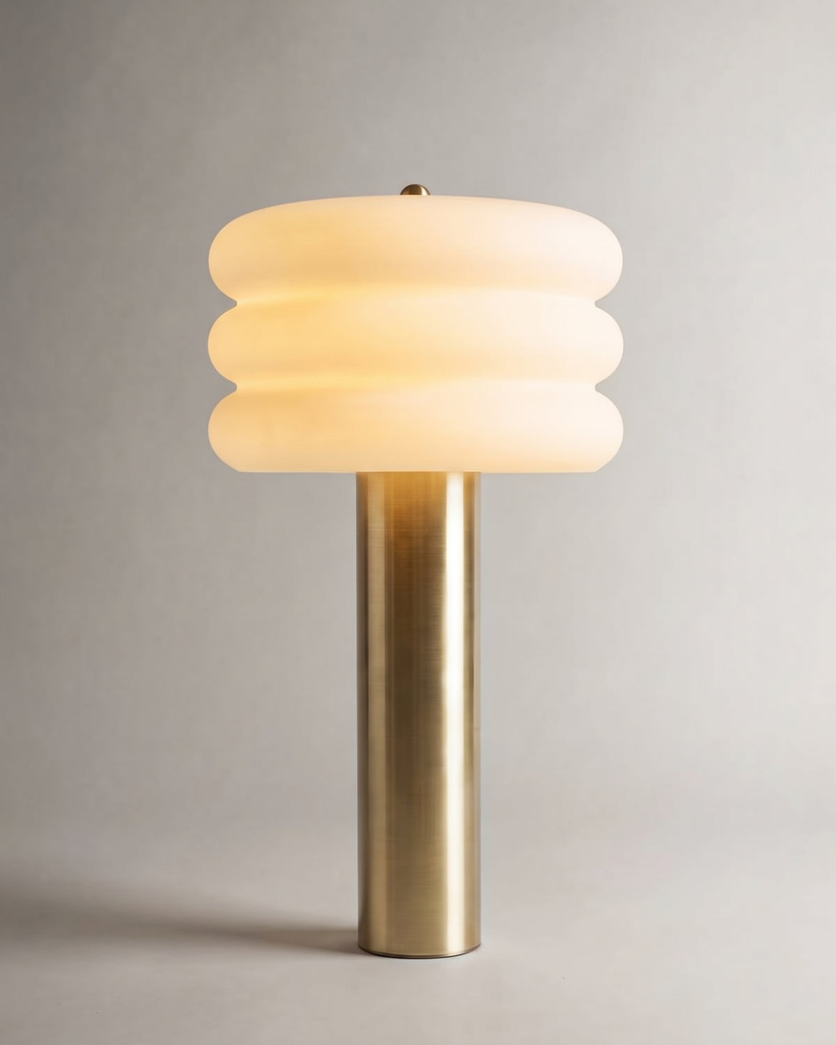 lampe de table HOUSTON allumée, verre opalin à trois bourrelets et fût en laiton brossé