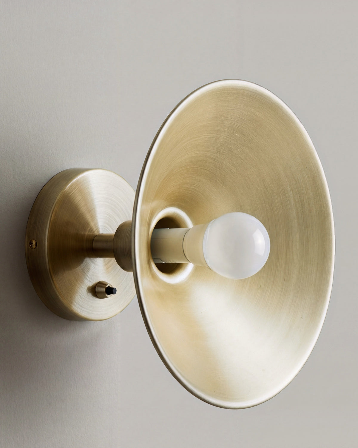 applique murale JACKSON à coupole en laiton brossé et ampoule apparente, vue de trois quarts