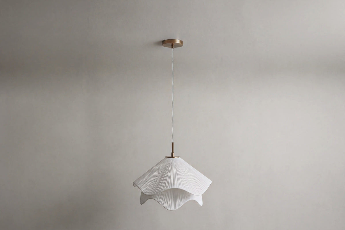 suspension KAORI en tissu plissé écru à bord ondulé, vue d'ensemble sur un plafond
