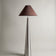 lampadaire KHONE éteint, abat-jour conique brun sur un fût effilé en métal brossé