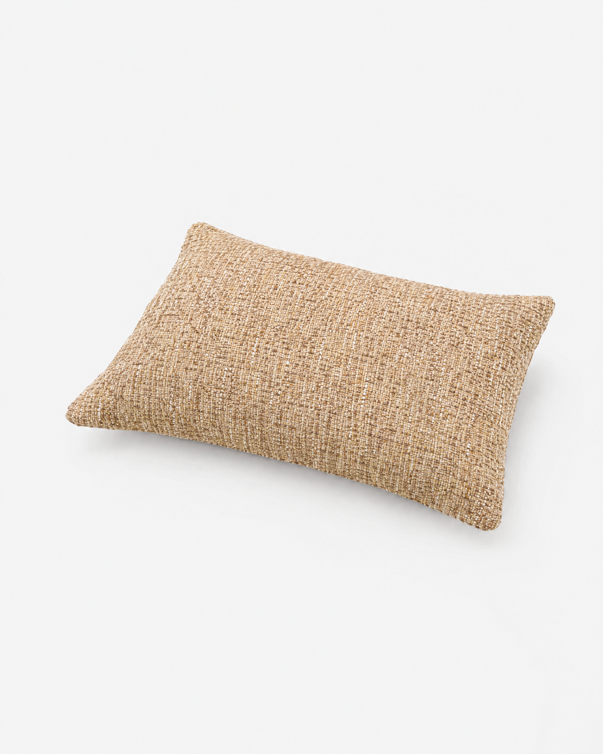 coussin rectangulaire LODGE en tweed marron ristretto, vue de trois quarts en plongée