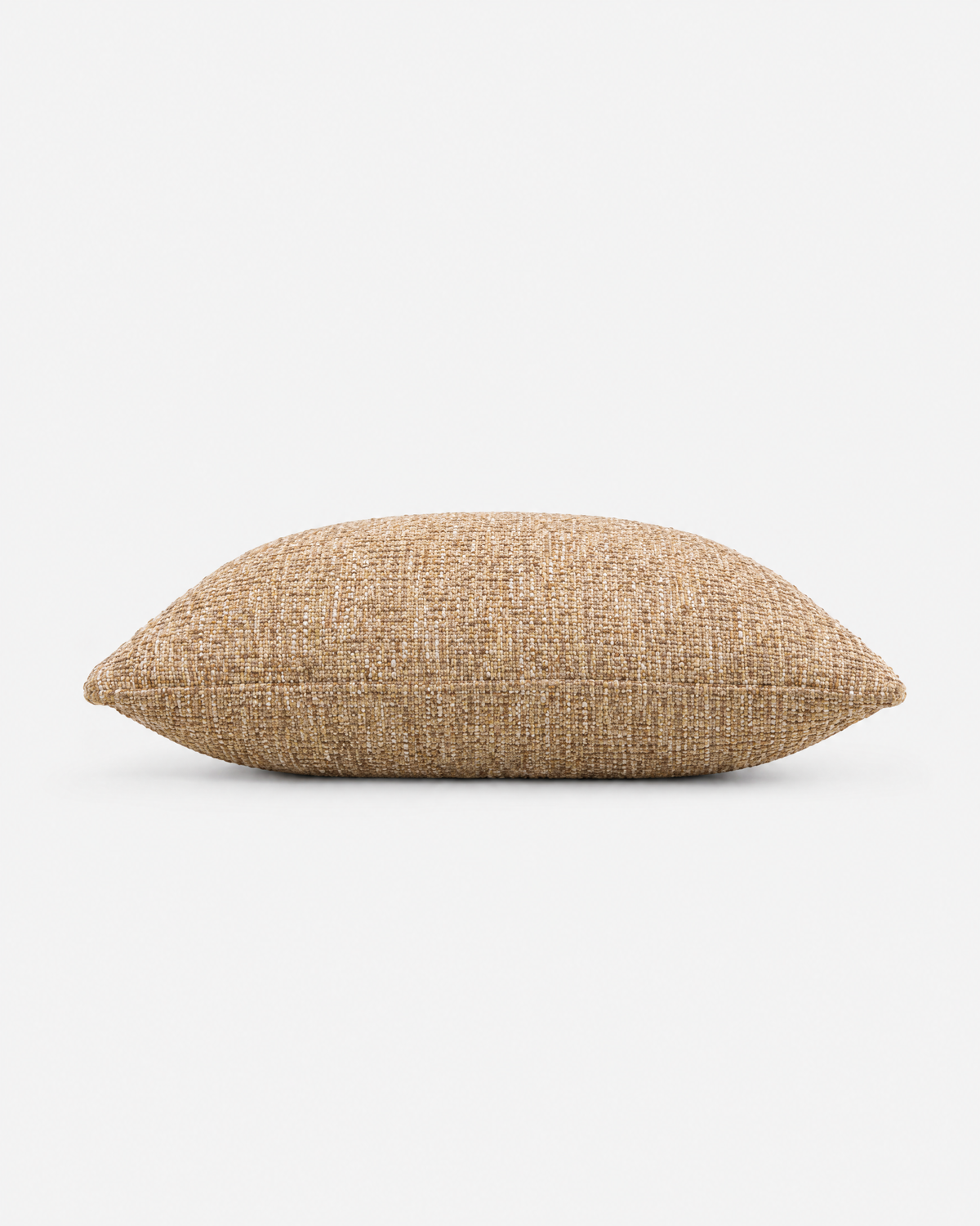 coussin rectangulaire LODGE en tweed marron ristretto vu de profil, épaisseur visible