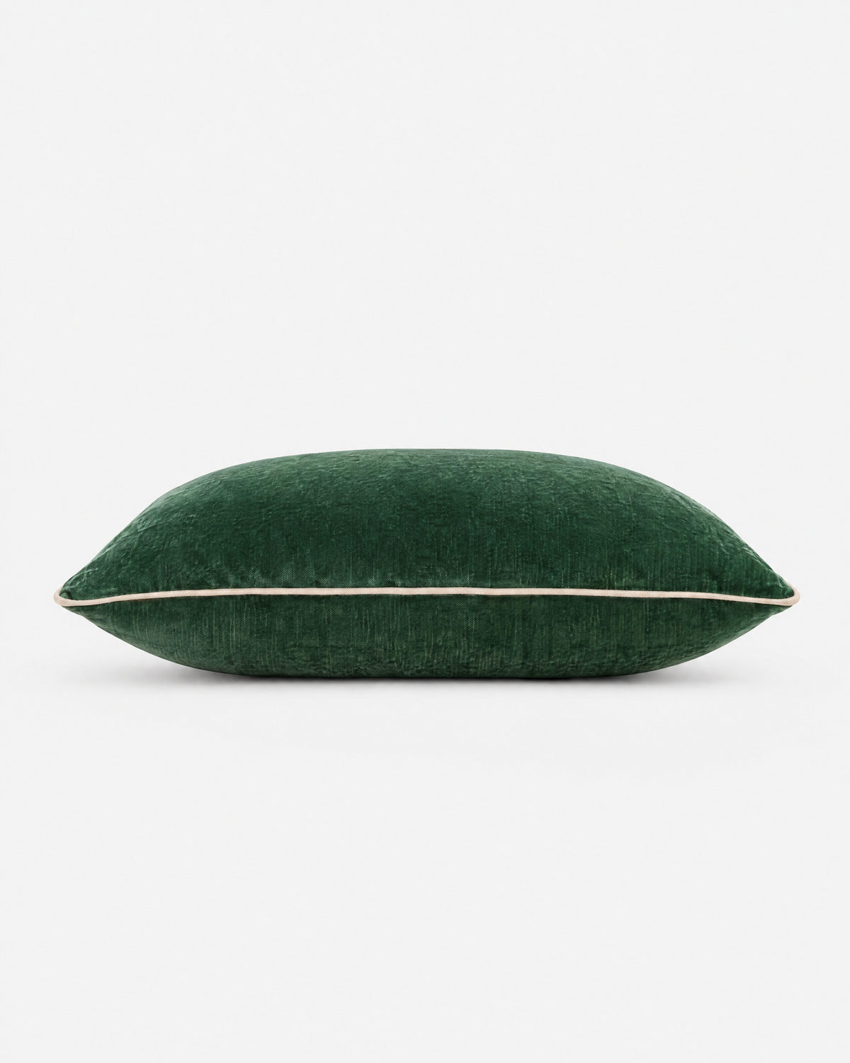 coussin rectangulaire LODGE en velours vert sapin vu de profil, passepoil écru sur la tranche