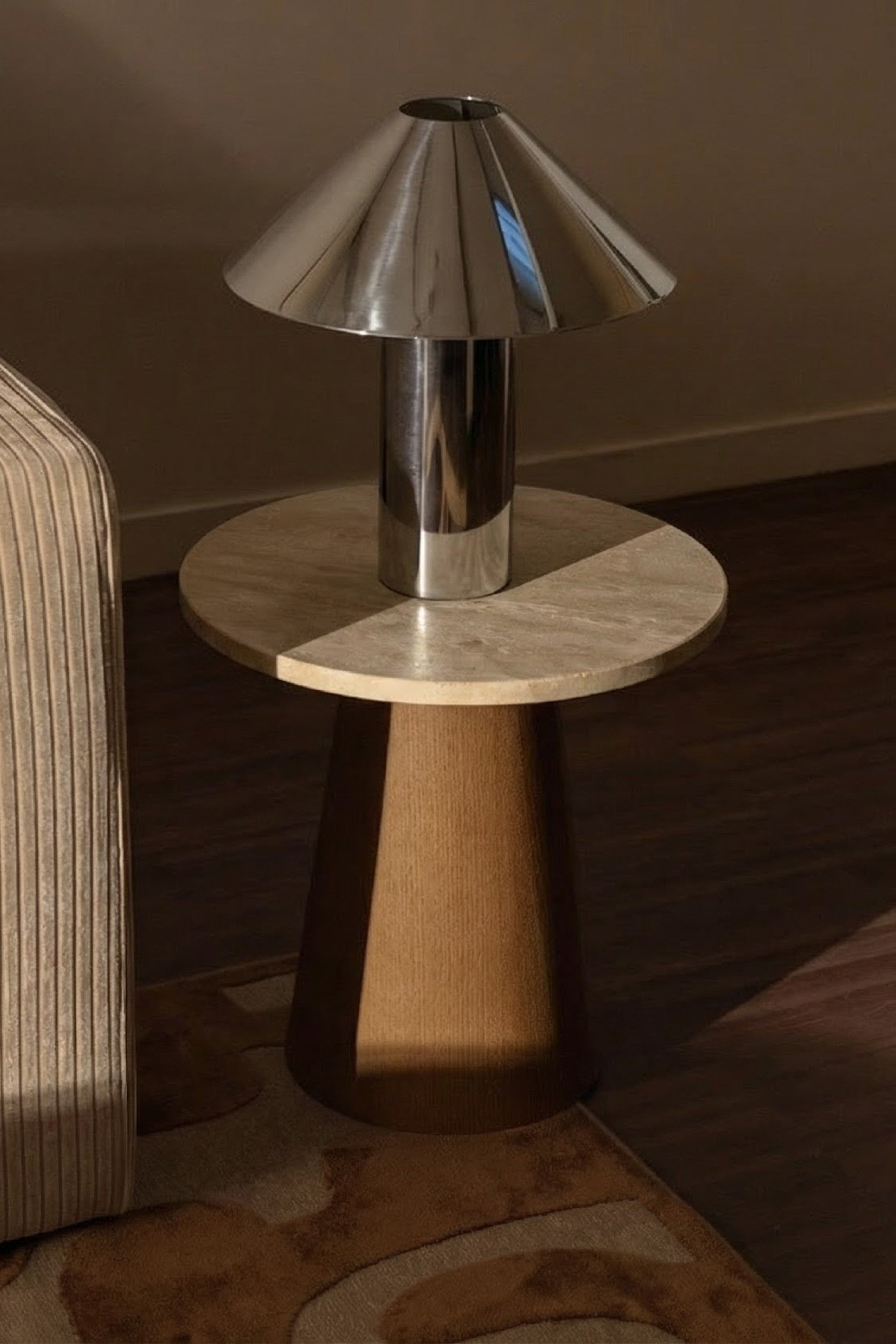 Lampe Chroma argentée posée sur table d'appoint en travertin - NV GALLERY