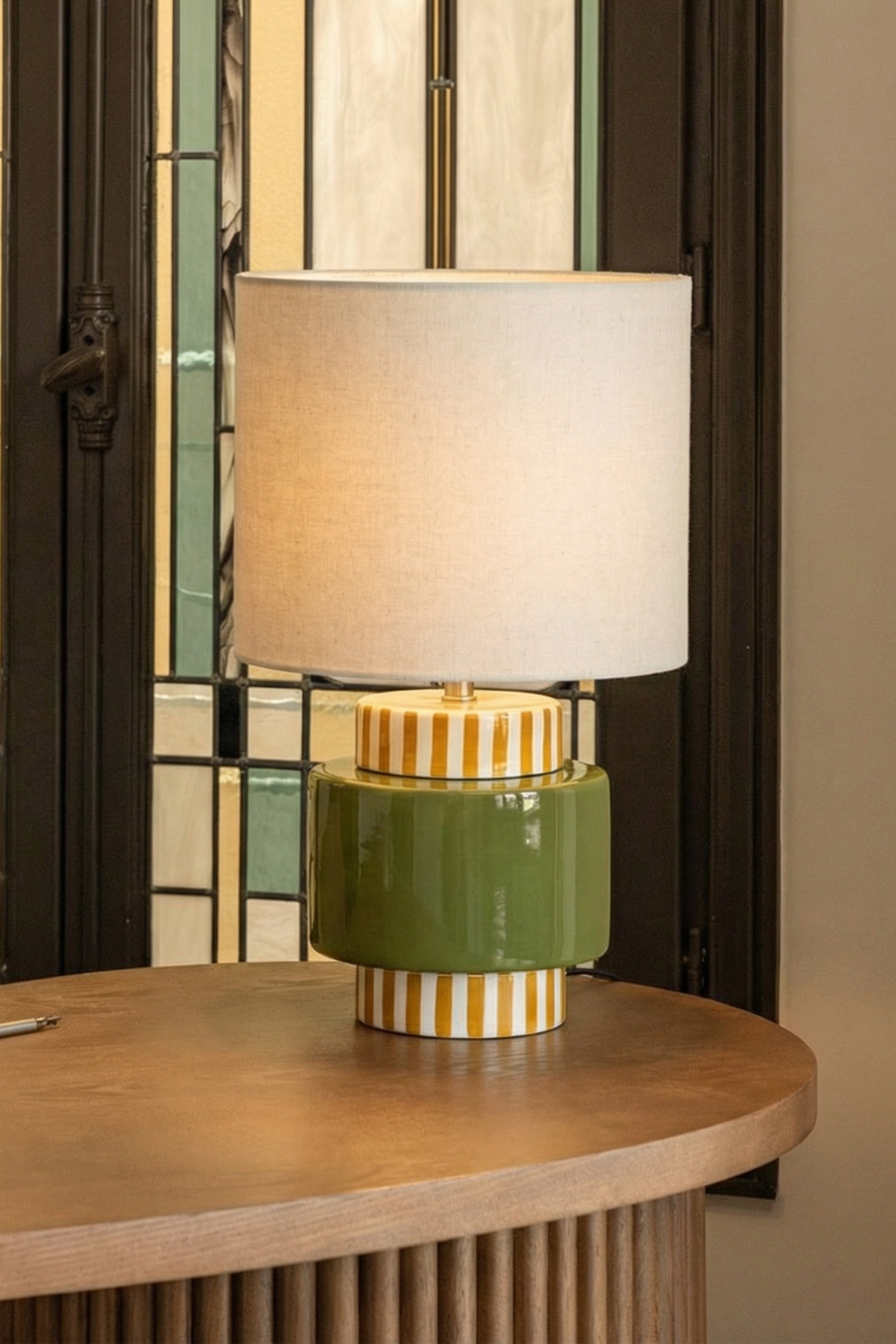 Vue de détail lampe de table Onjo céramique bicolore vert et moutarde - NV GALLERY