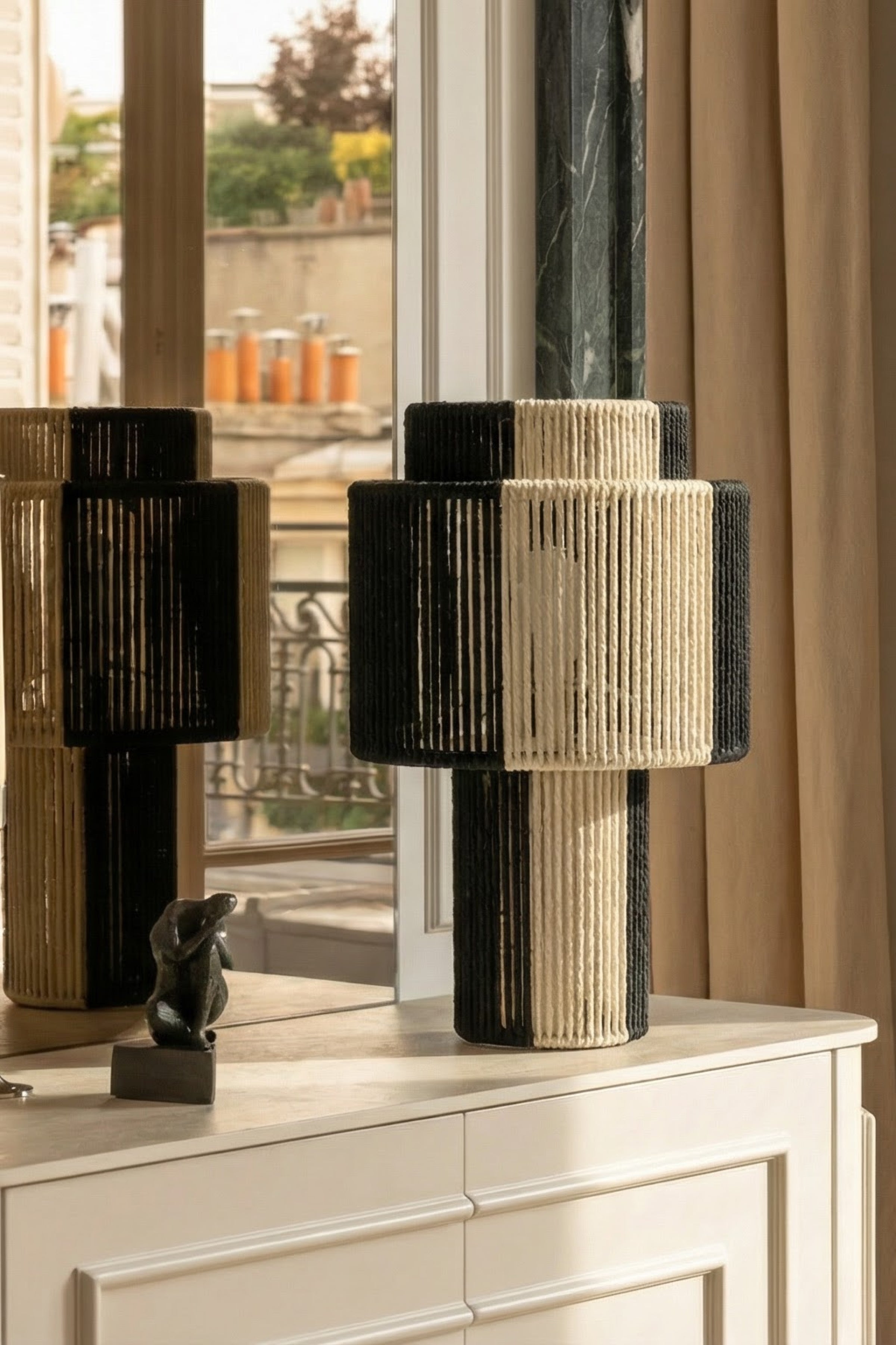 Lampe Sumba corde tressée bicolore noir et écru, structure géométrique - NV GALLERY