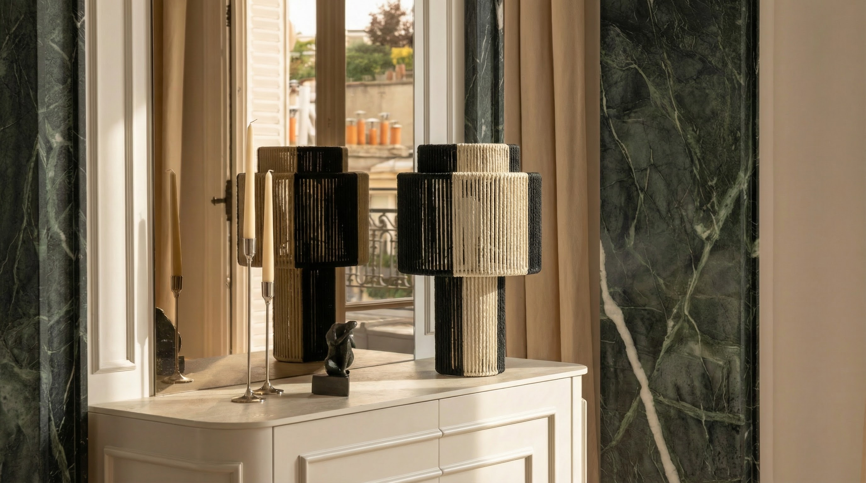 Lampe de table Sumba en corde tressée noir et blanc, forme sculpturale - NV GALLERY