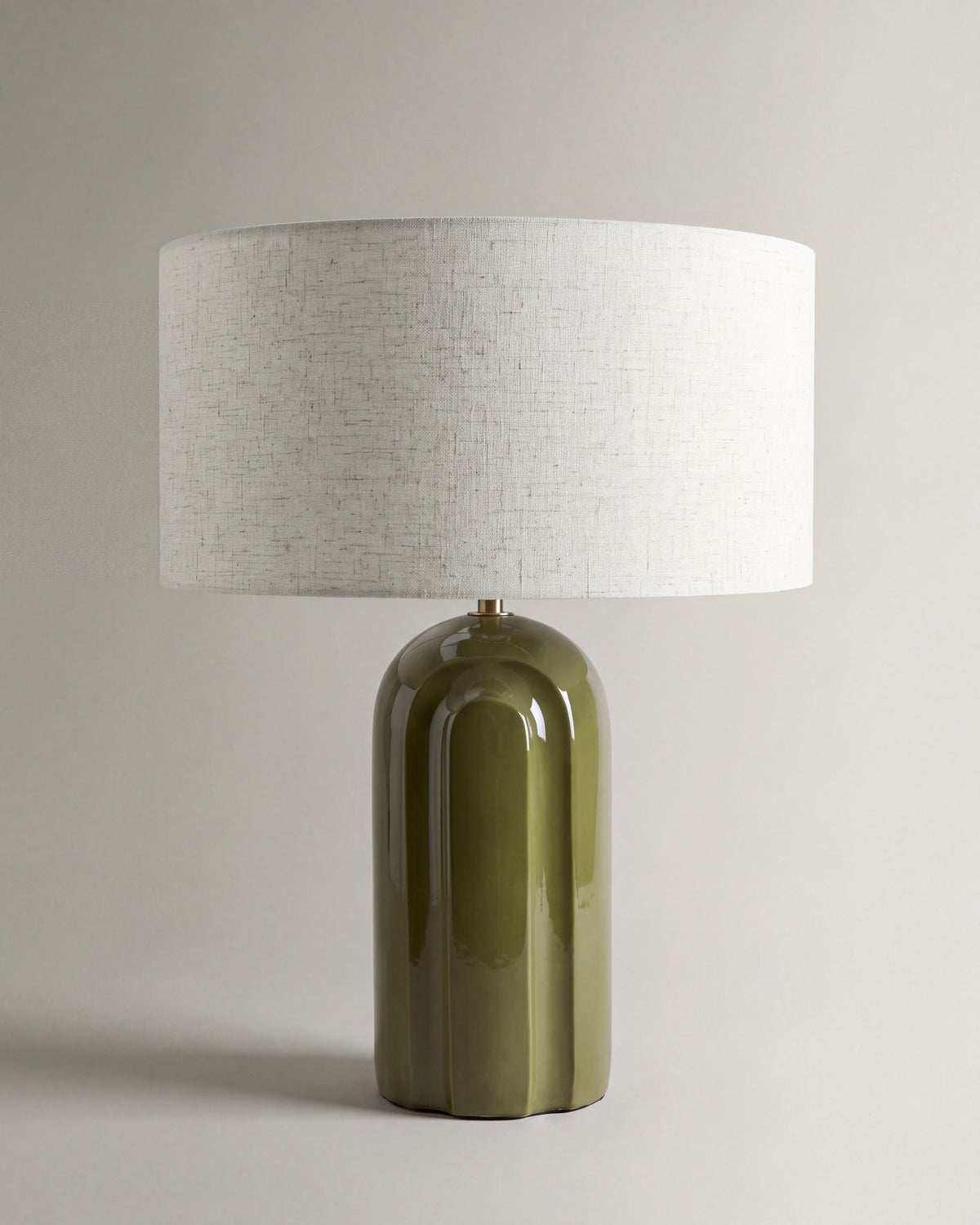 lampe de table LEYANIS éteinte, pied en céramique vert kaki brillante et abat-jour écru