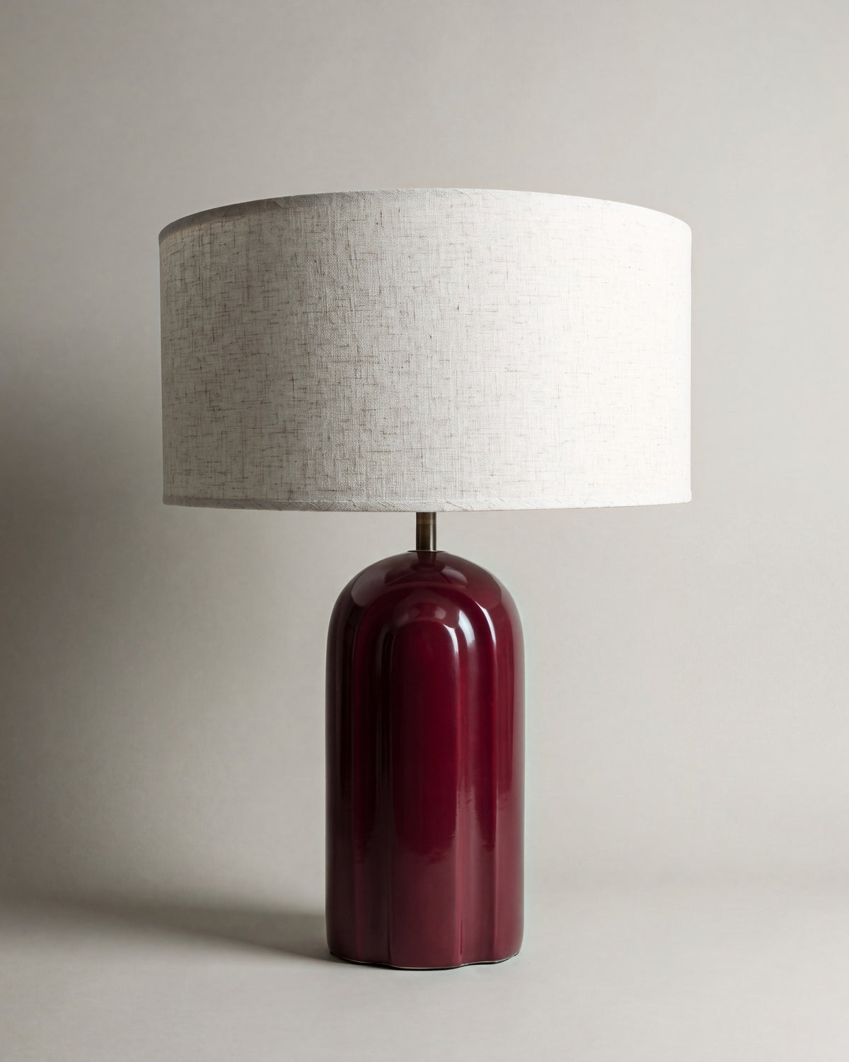 lampe de table LEYANIS éteinte, pied en céramique bordeaux brillante et abat-jour écru