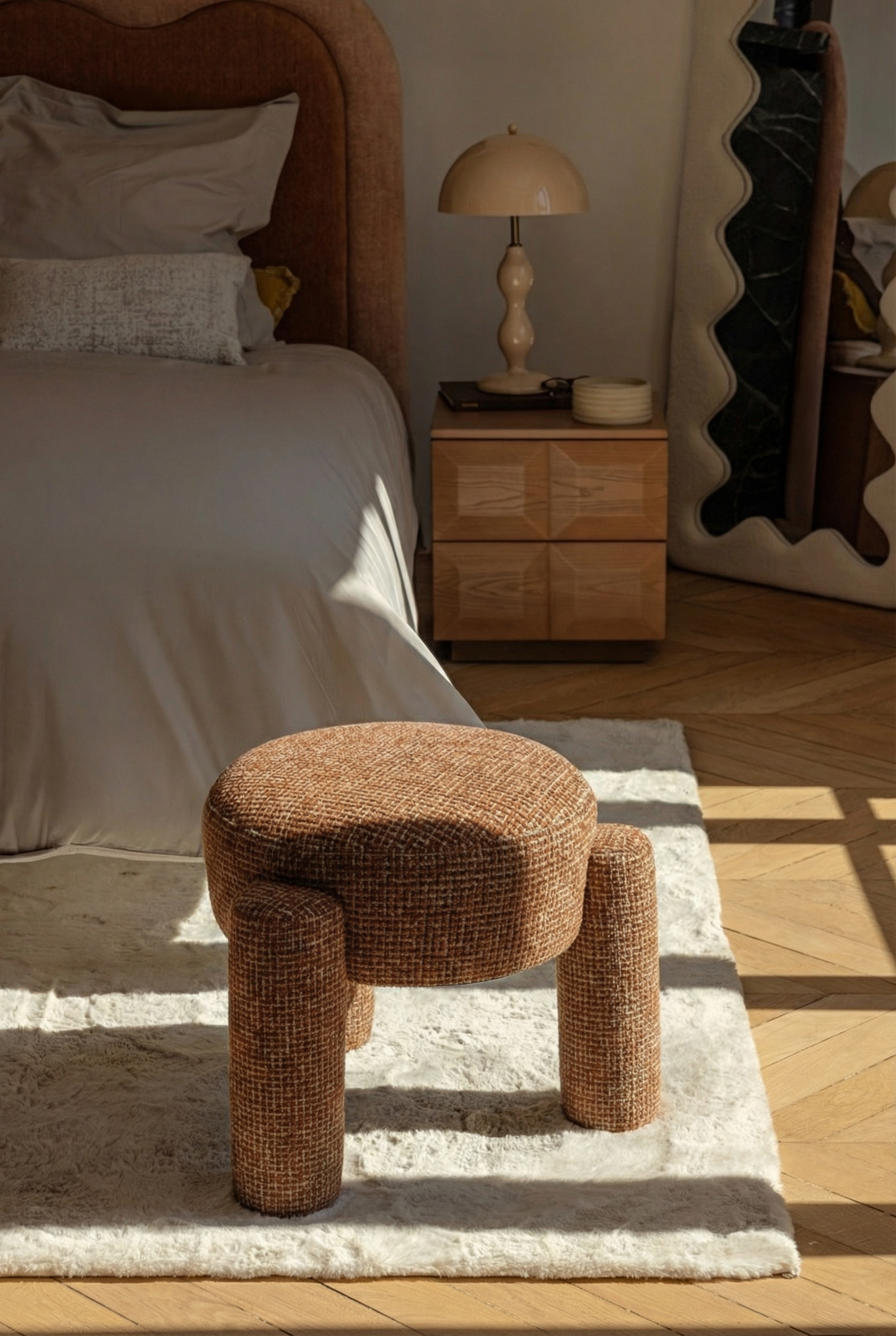 Pouf Luqa tweed rouge rouille, assise ronde et trois pieds épais - NV GALLERY