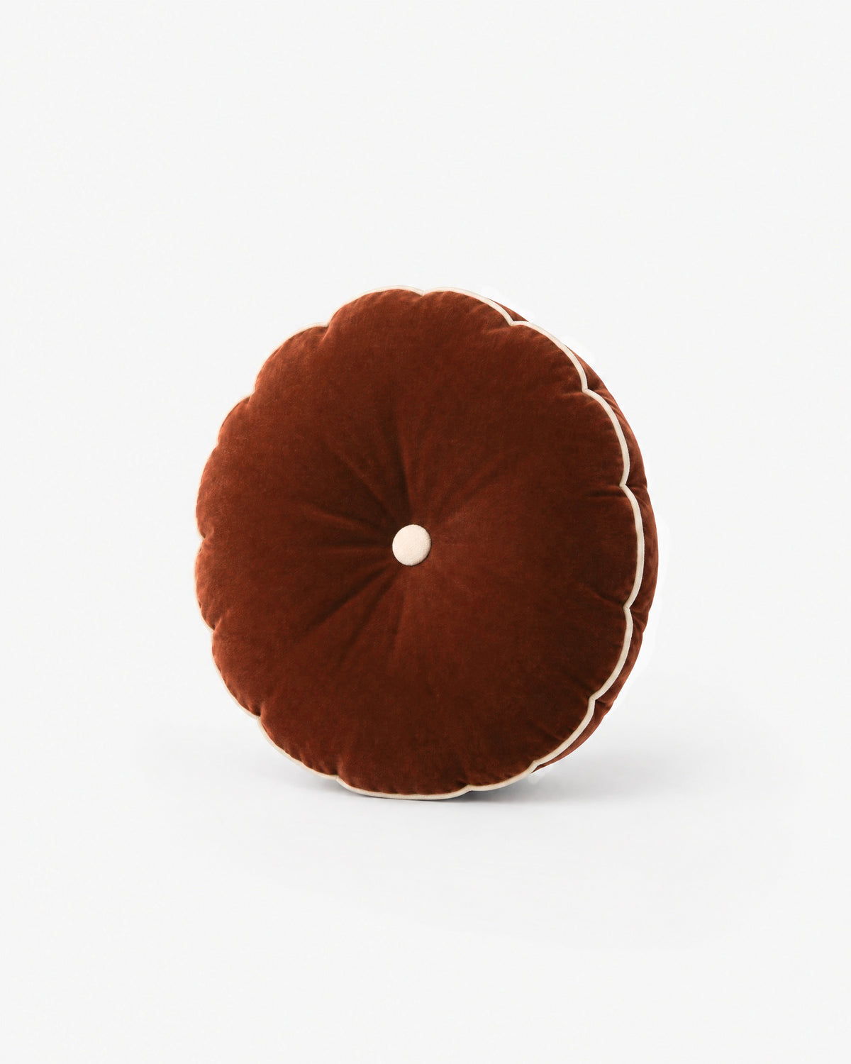 coussin rond MOON en velours cognac à bouton écru, vue de face redressée sur fond blanc