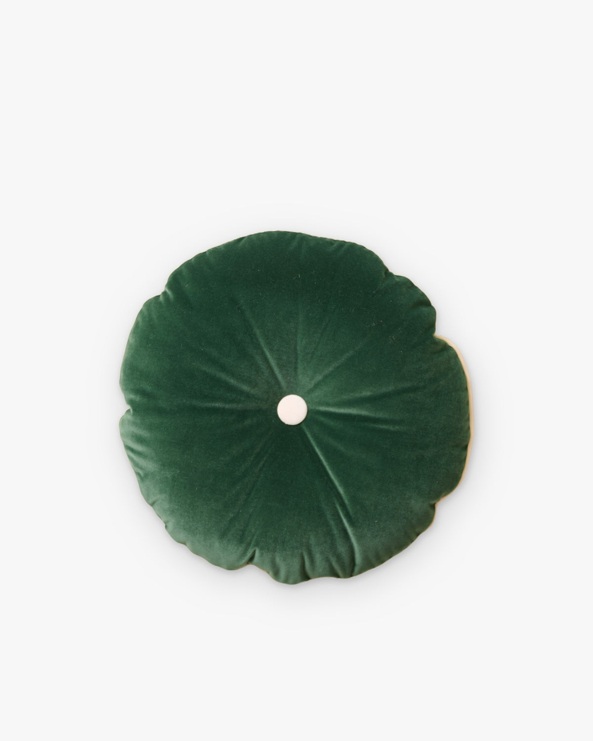 coussin rond MOON en velours vert sapin à bouton écru, vue de face en légère plongée