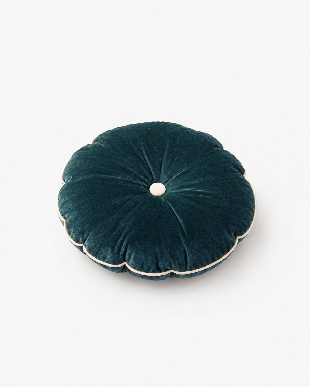 coussin rond MOON en velours bleu canard à bouton écru et passepoil, vue de trois quarts