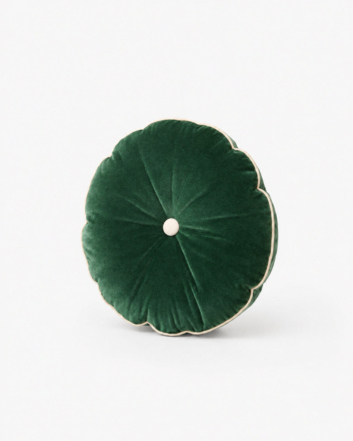 coussin rond MOON en velours vert sapin à bouton écru, vue de trois quarts redressée