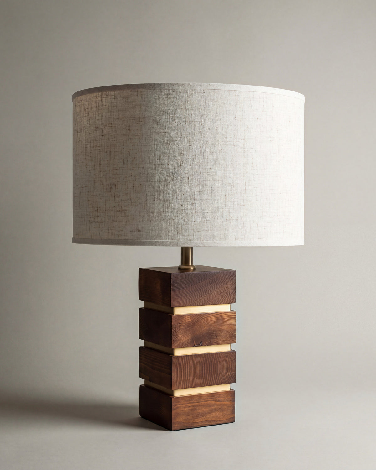 lampe de table MAKO éteinte, blocs de noyer séparés de laiton et abat-jour en lin écru