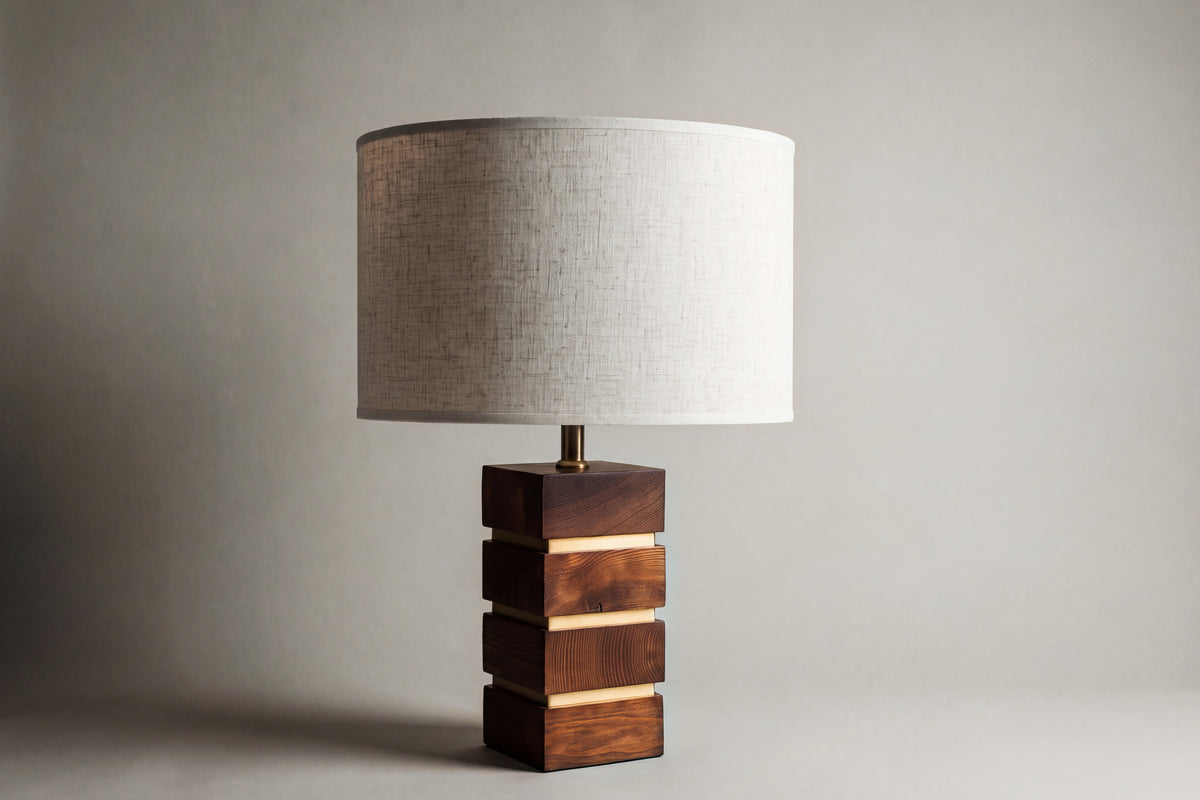 lampe de table MAKO éteinte, pied en blocs de noyer empilés et abat-jour en lin écru