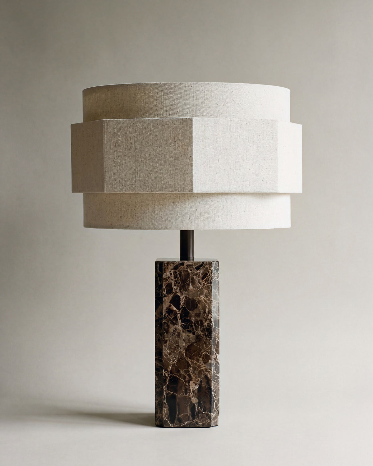 lampe de table MINDY éteinte, pied en marbre Dark Emperador et abat-jour écru, de face