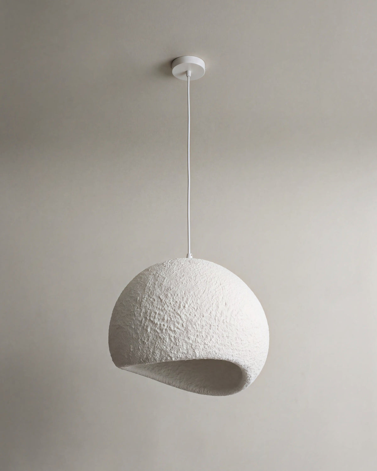 suspension MINORQUE face, dôme en plâtre blanc à large découpe en croissant creuse