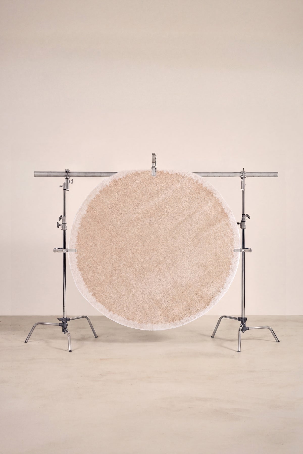 tapis design nimbus écru - vue portant studio