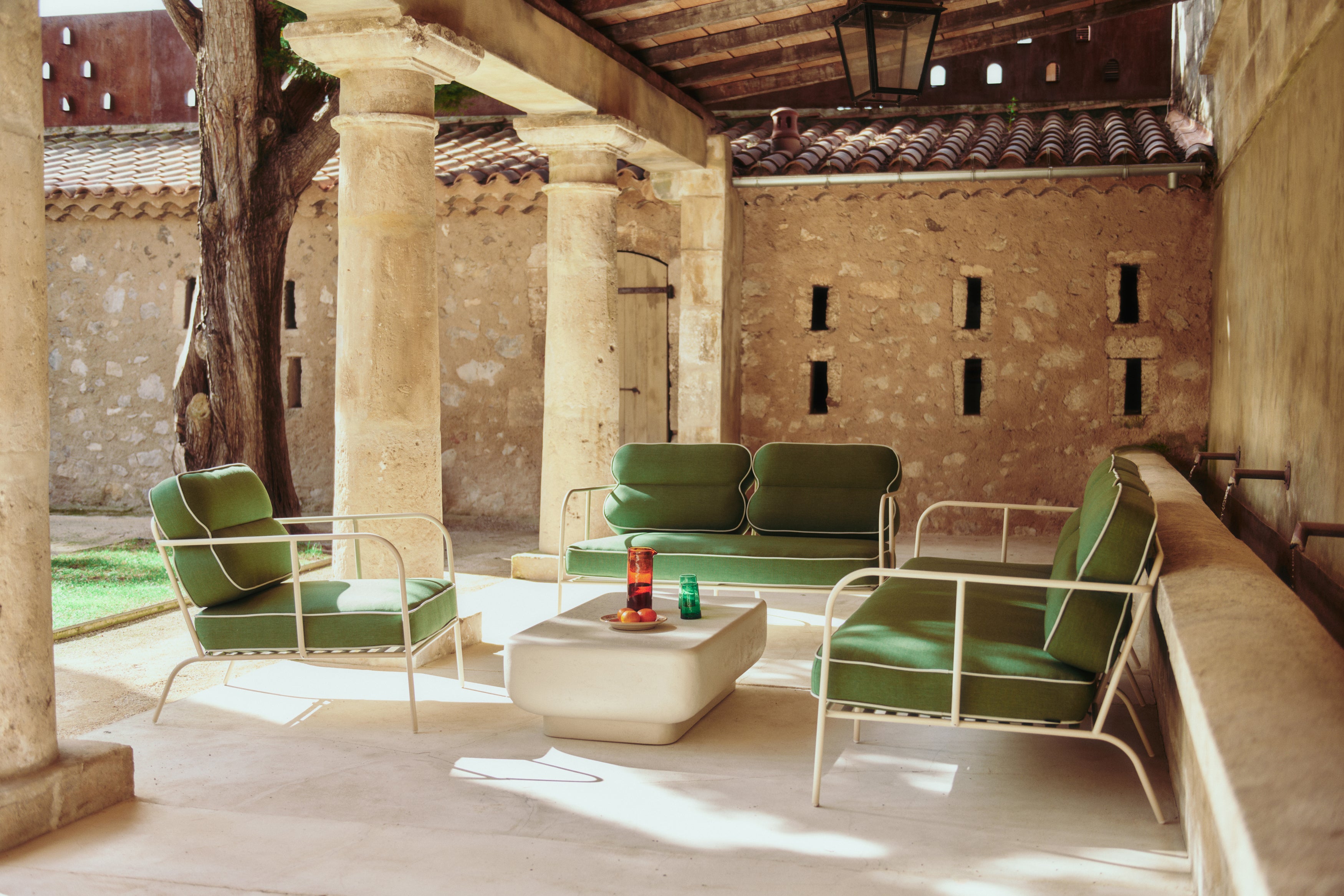 Bundle salon de jardin Maddalena canapé 2 et 3 places, fauteuil métal beige, coussins verts - NV GALLERY