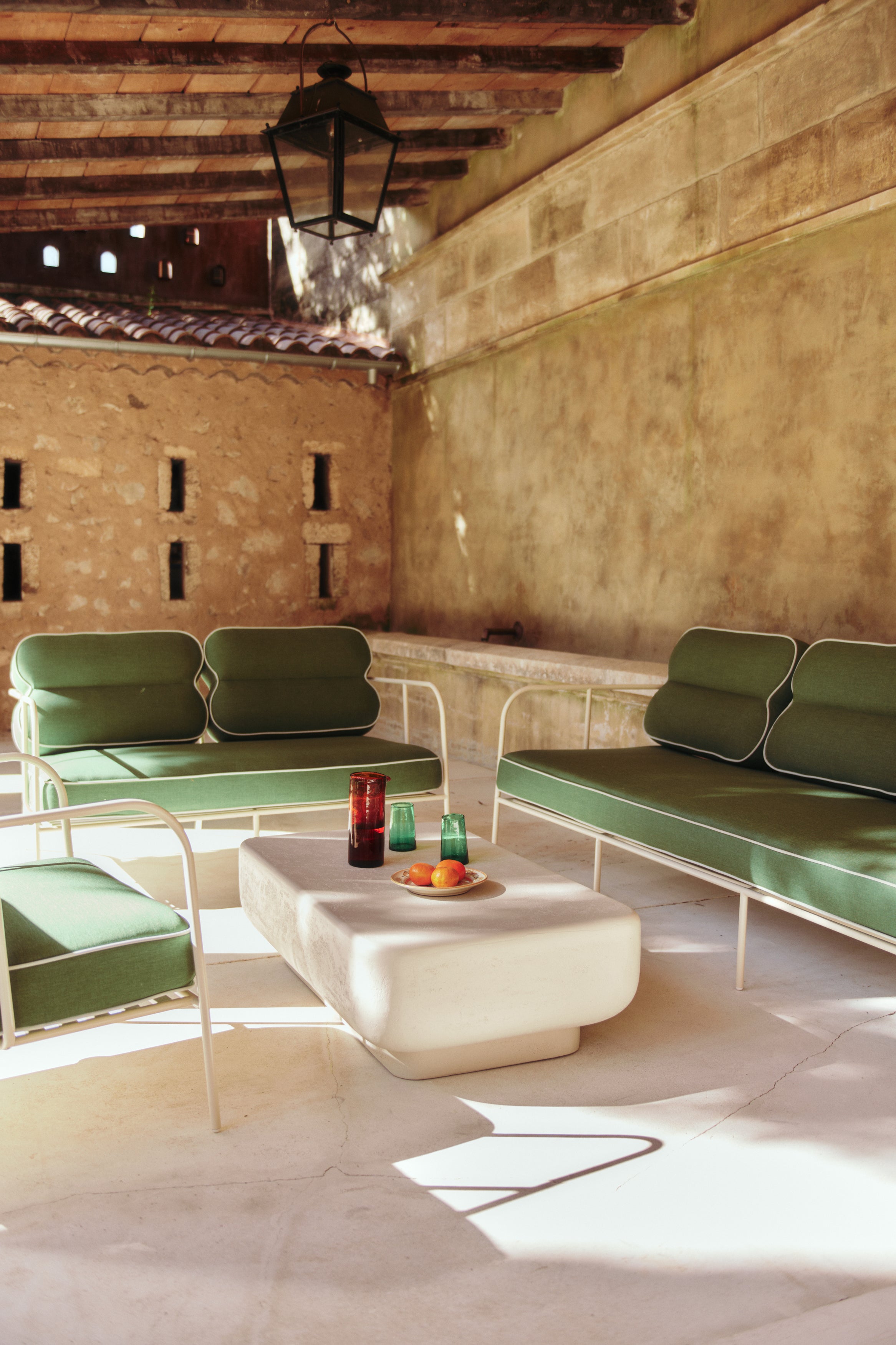 Salon de jardin Maddalena canapés 2 et 3 places métal beige, coussins verts - NV GALLERY
