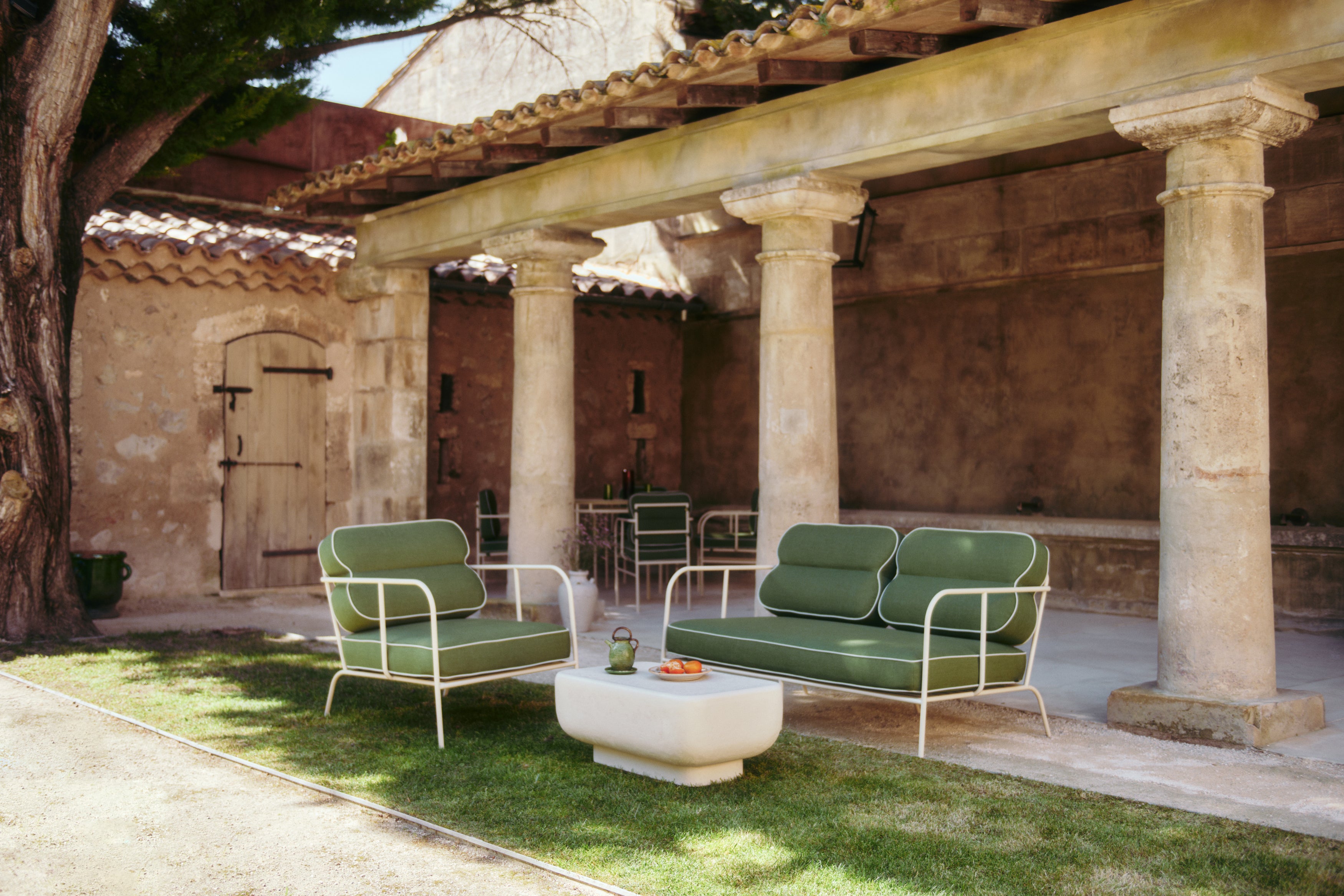 Bundle salon de jardin Maddalena canapé 2 places et fauteuil métal beige, coussins verts - NV GALLERY