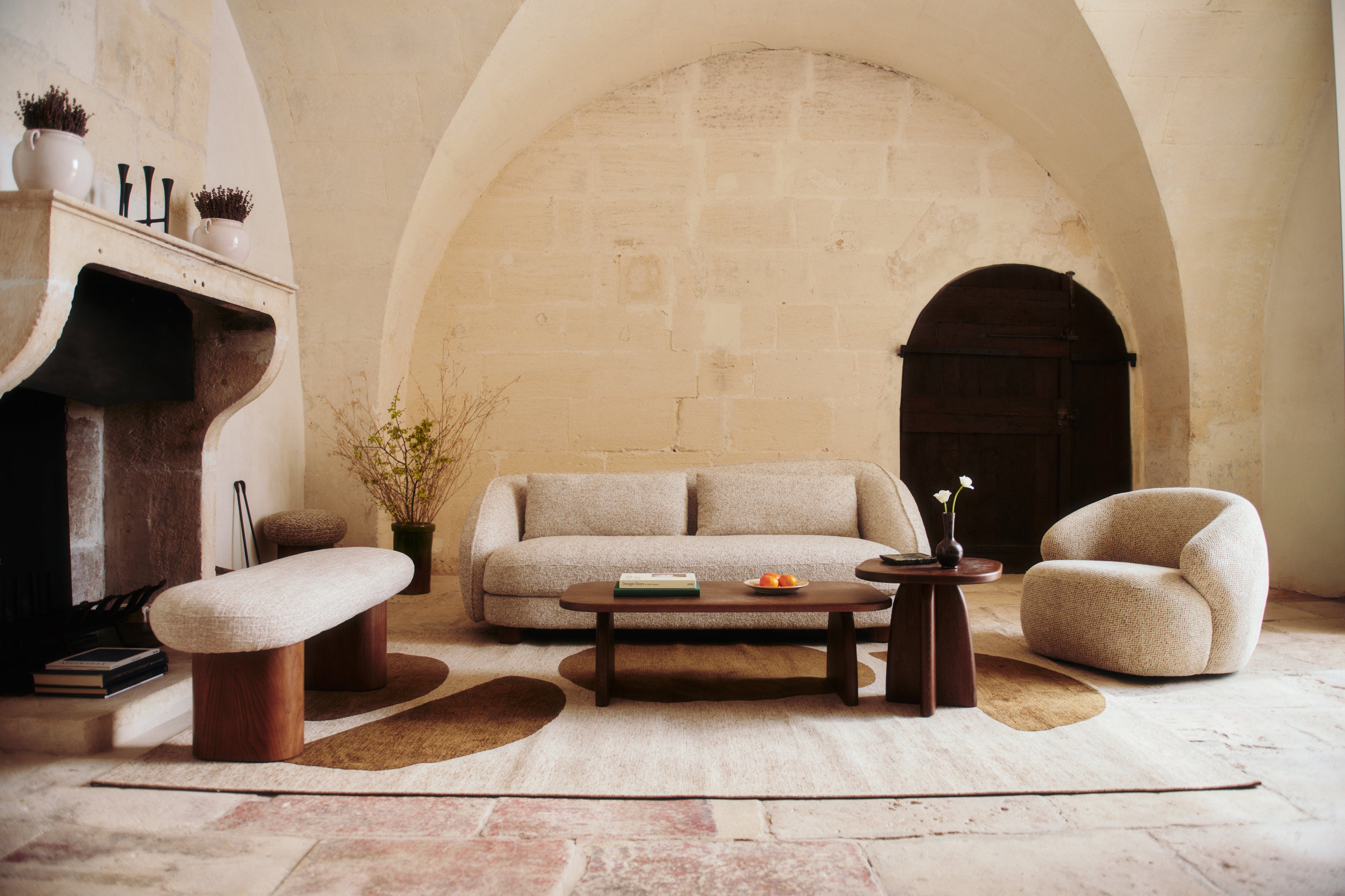 tapis Circus - motifs abstraits cognac et beige - mise en situation salon